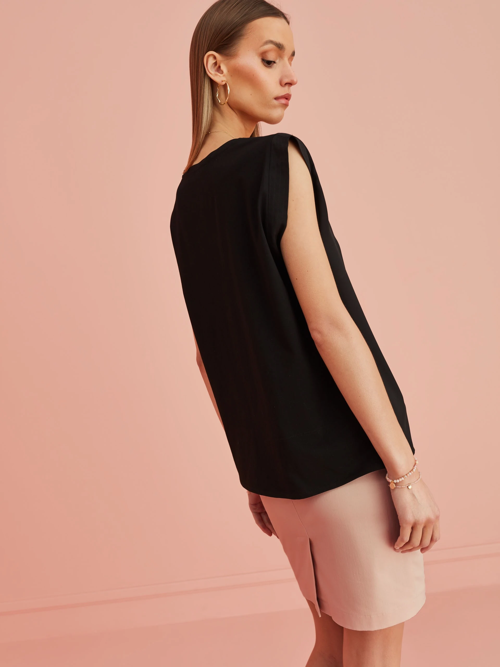 BLACK V-NECK BLOUSE