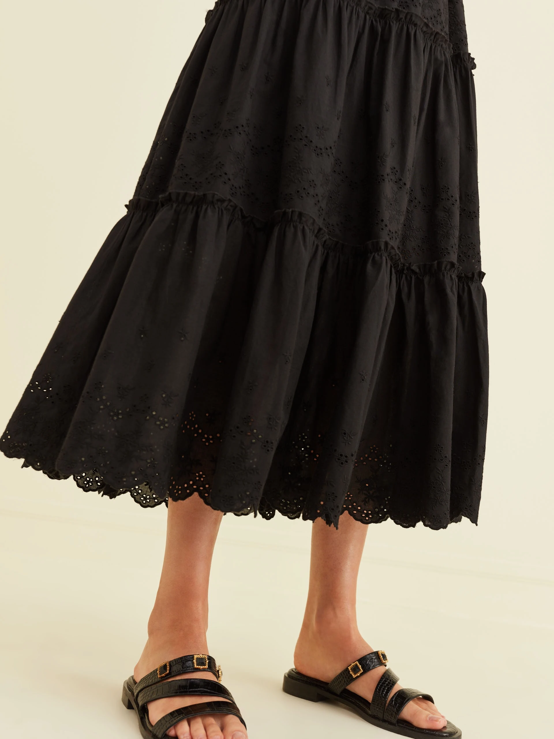 BLACK DRESS WITH FRILL
