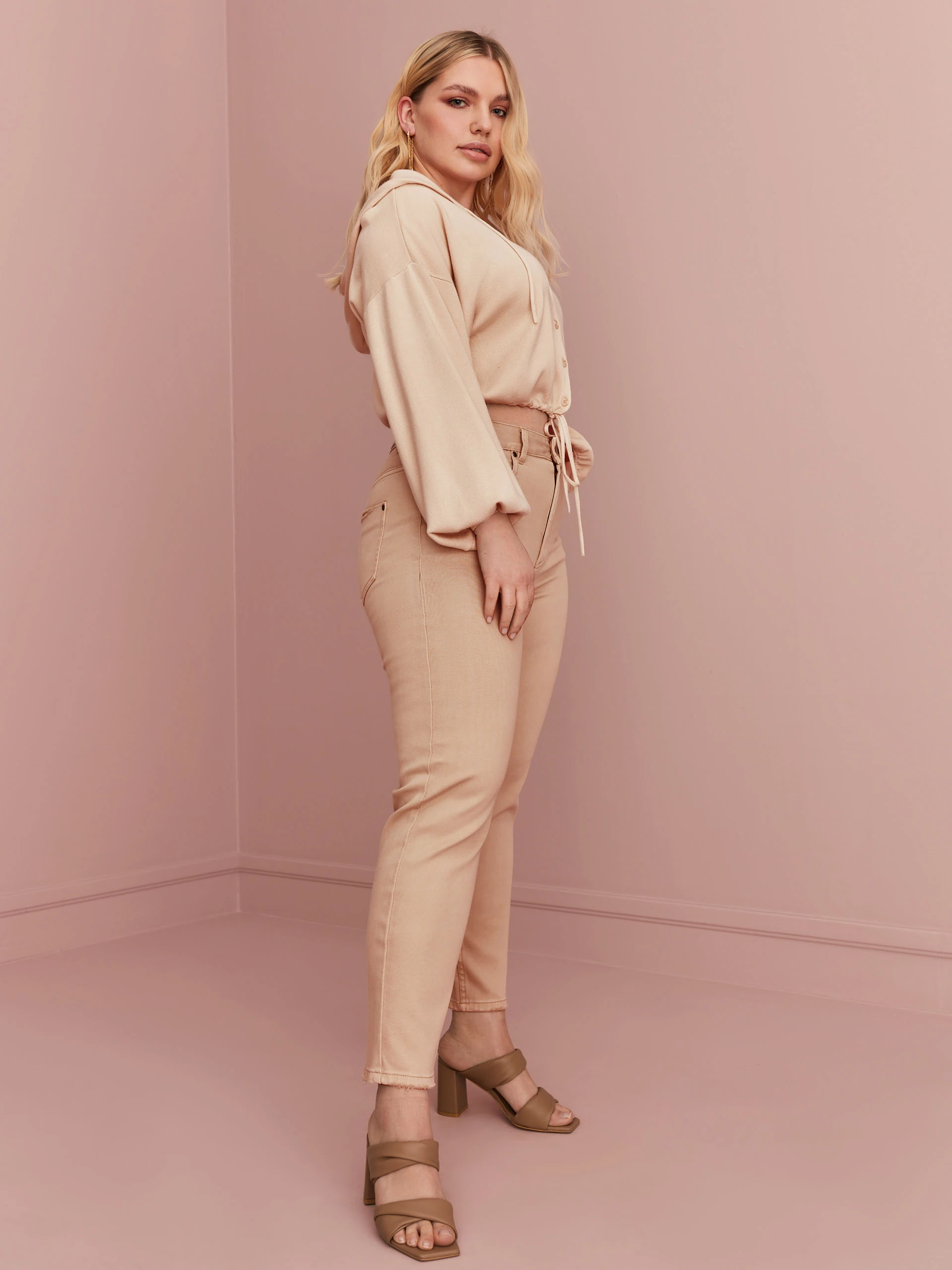 BEIGE HIGH-WAISTED JEANS
