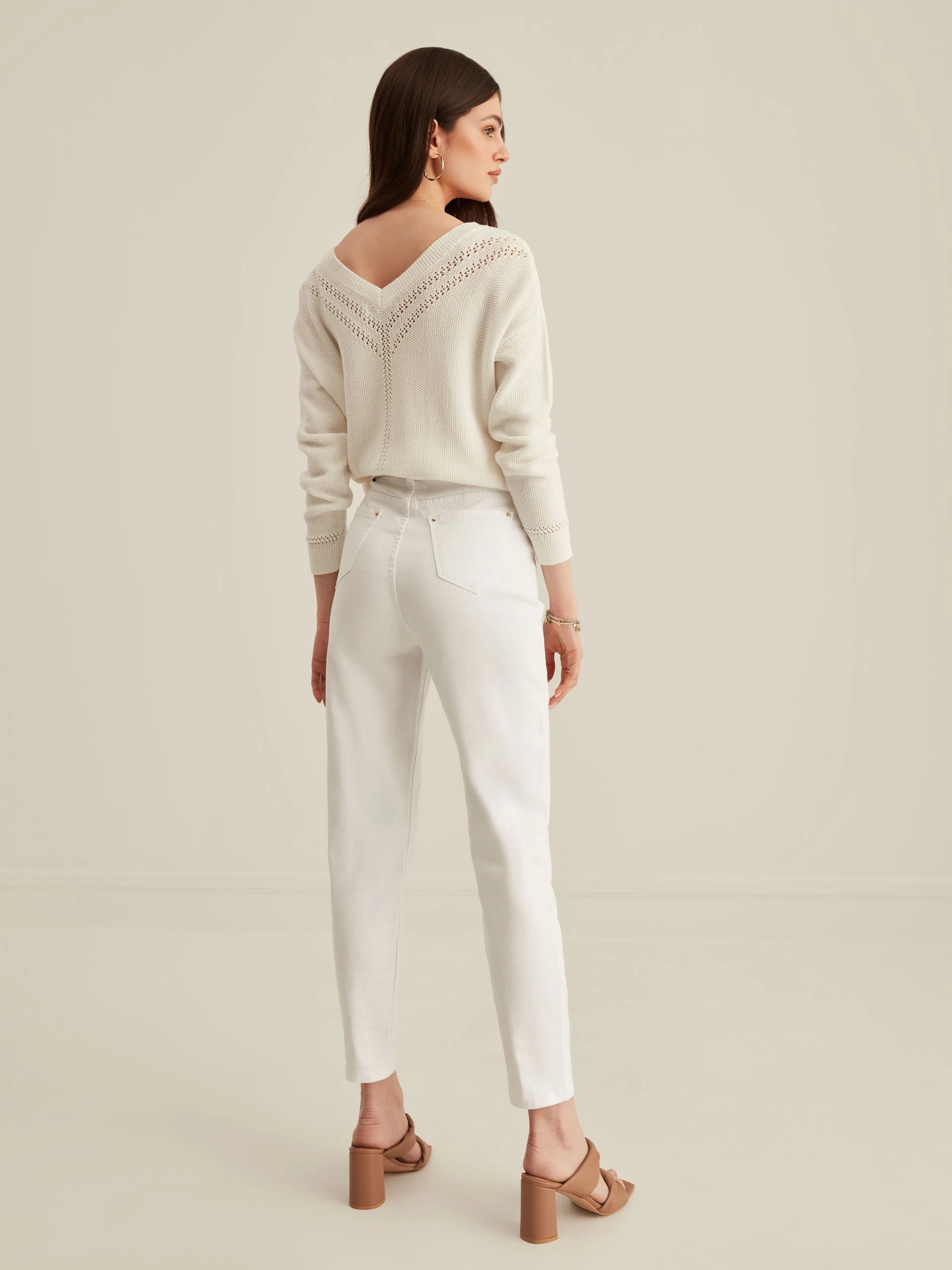 WHITE SWEATER WITH V NECKLINE