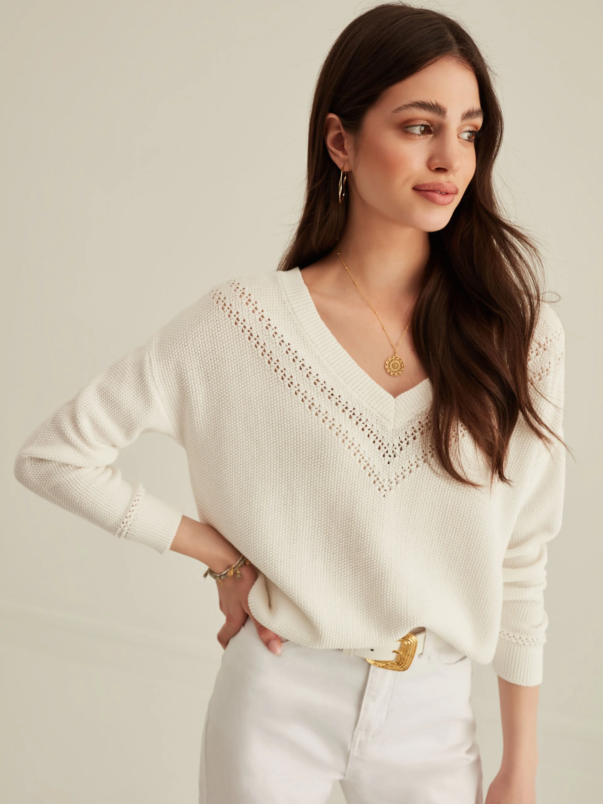 WHITE SWEATER WITH V NECKLINE