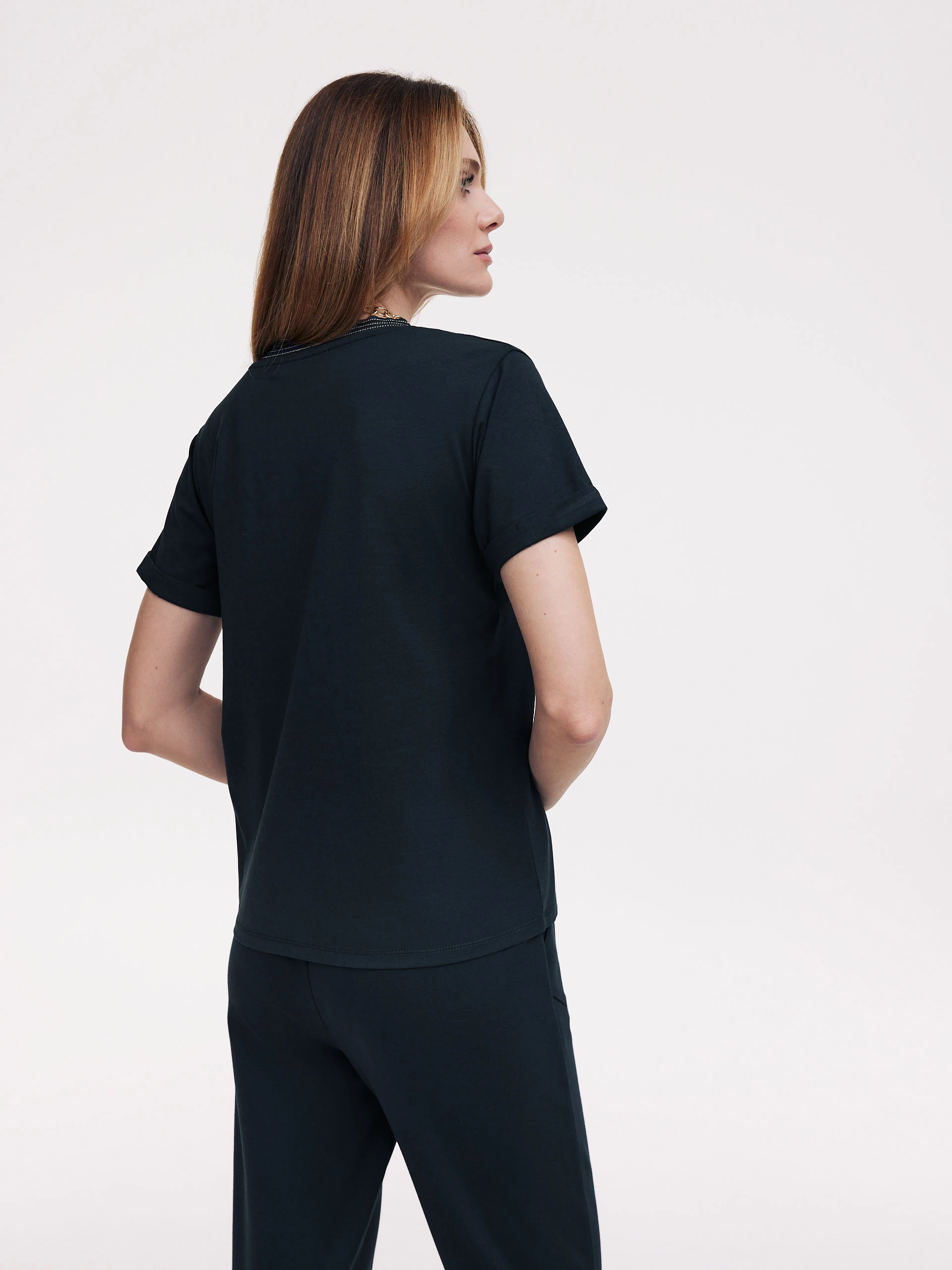Granatowy T-shirt z dekoltem V
