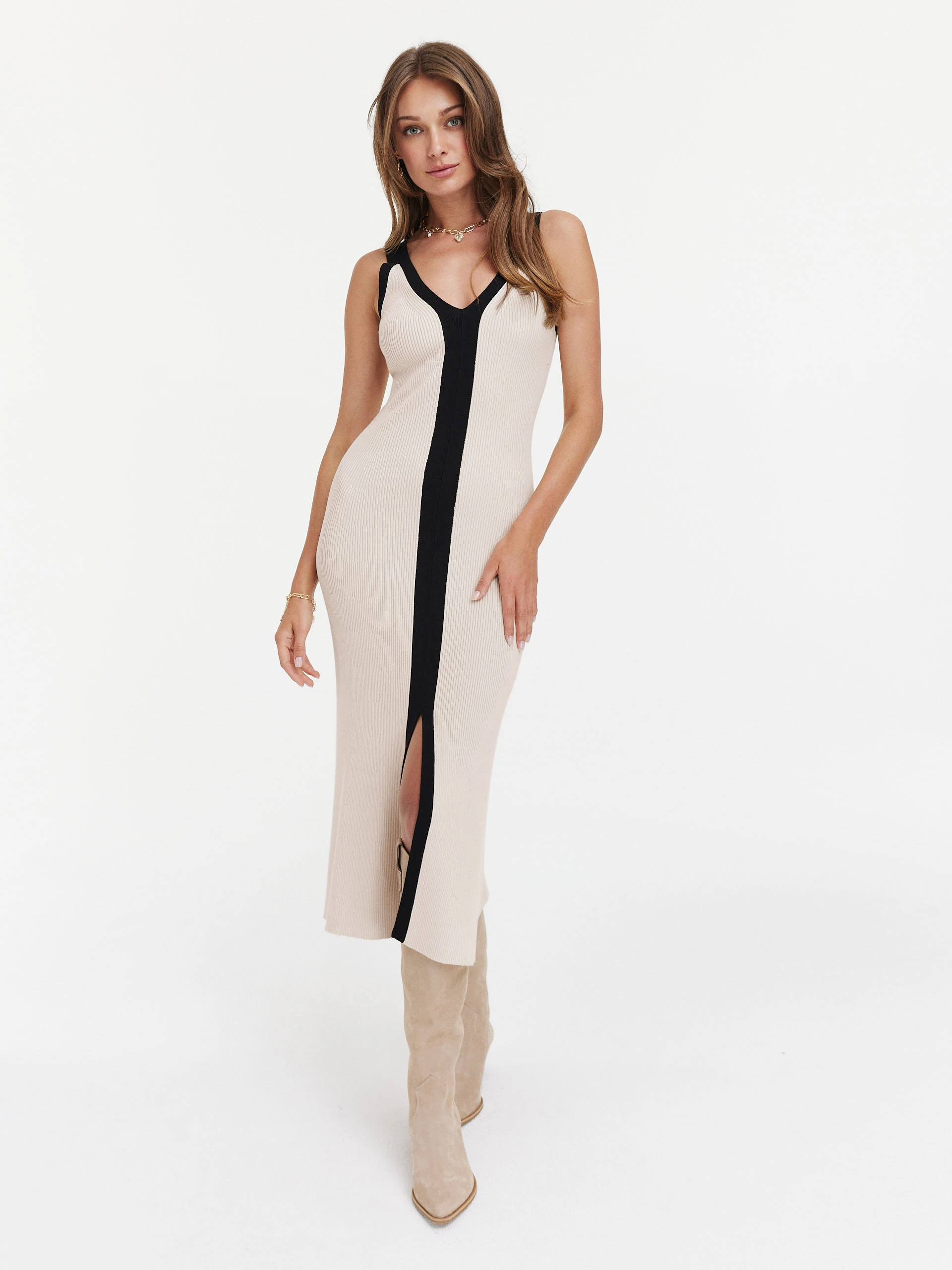 Fitted dress with trimmings