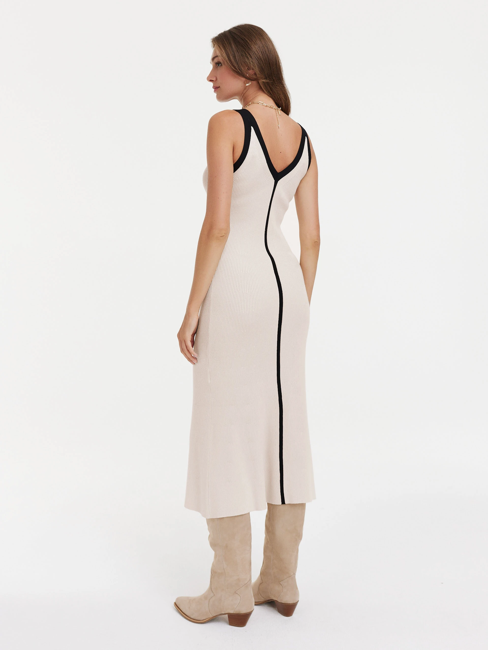 Fitted dress with trimmings