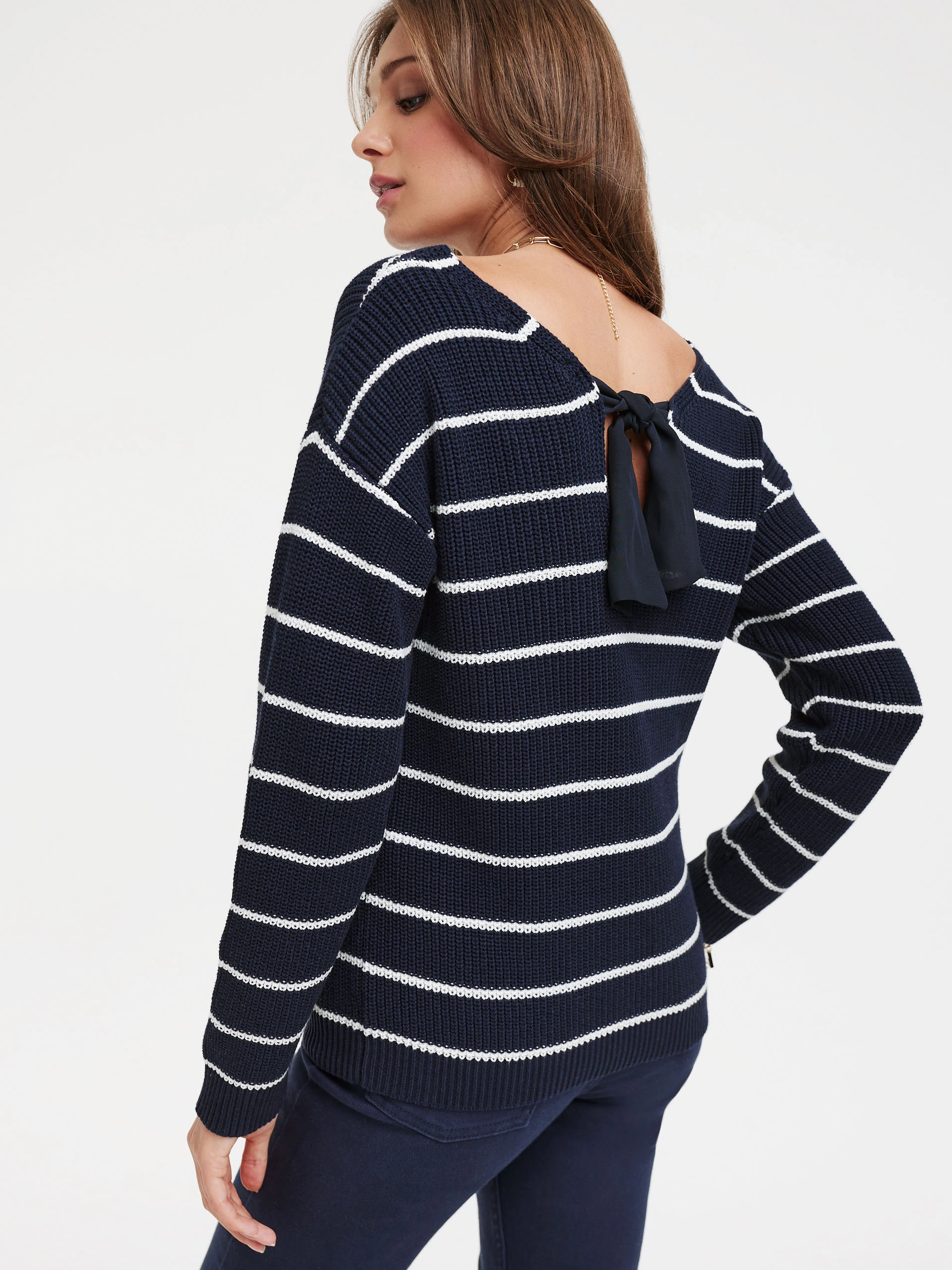 Granatowy sweter w paski