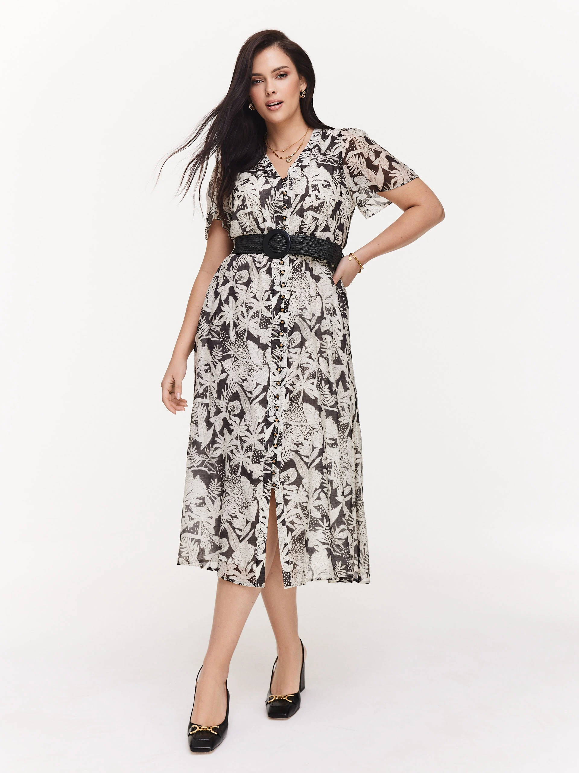 Czarna sukienka w kwiatowy wzór