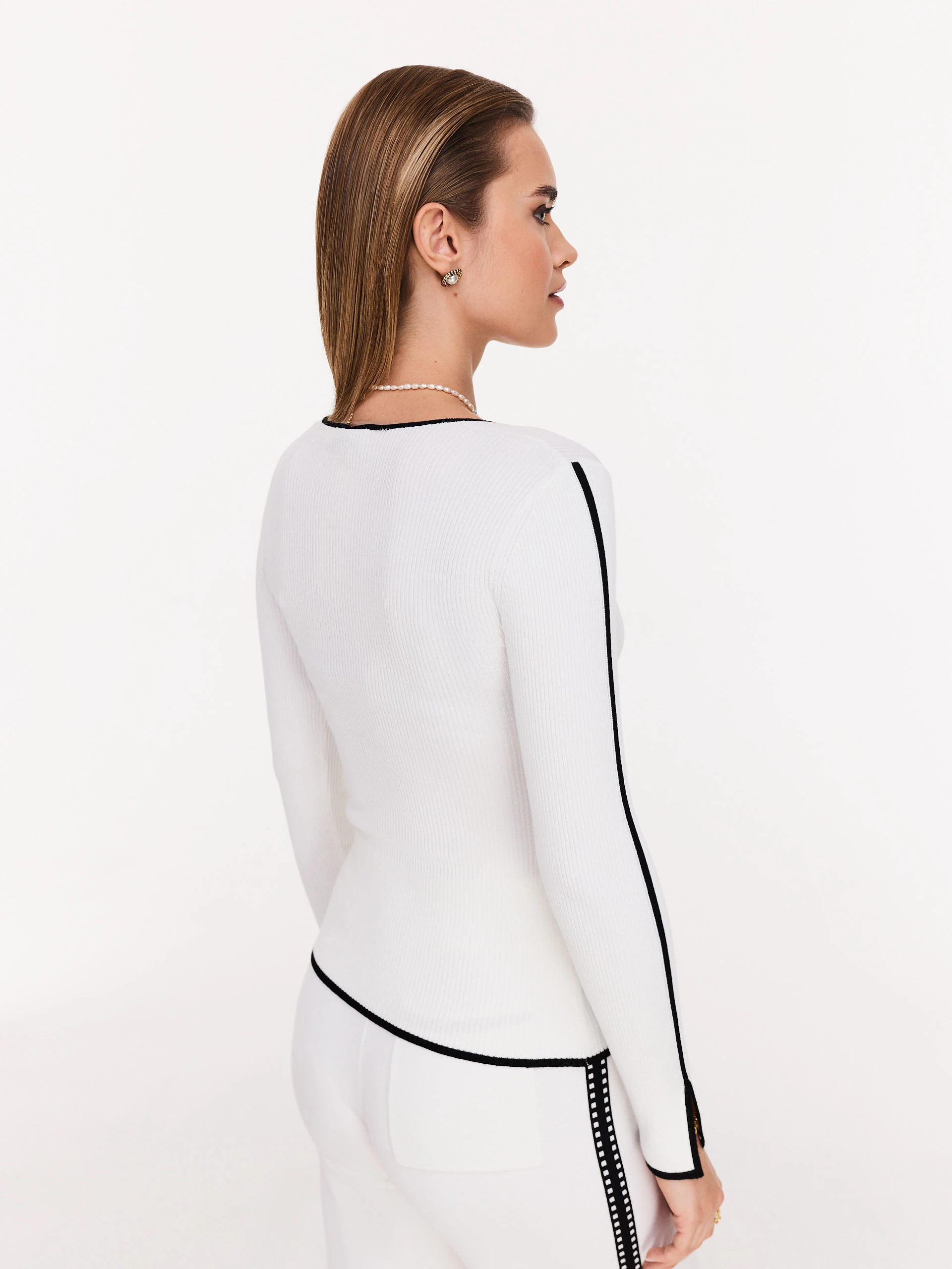 Fitted cream sweater with trimmings