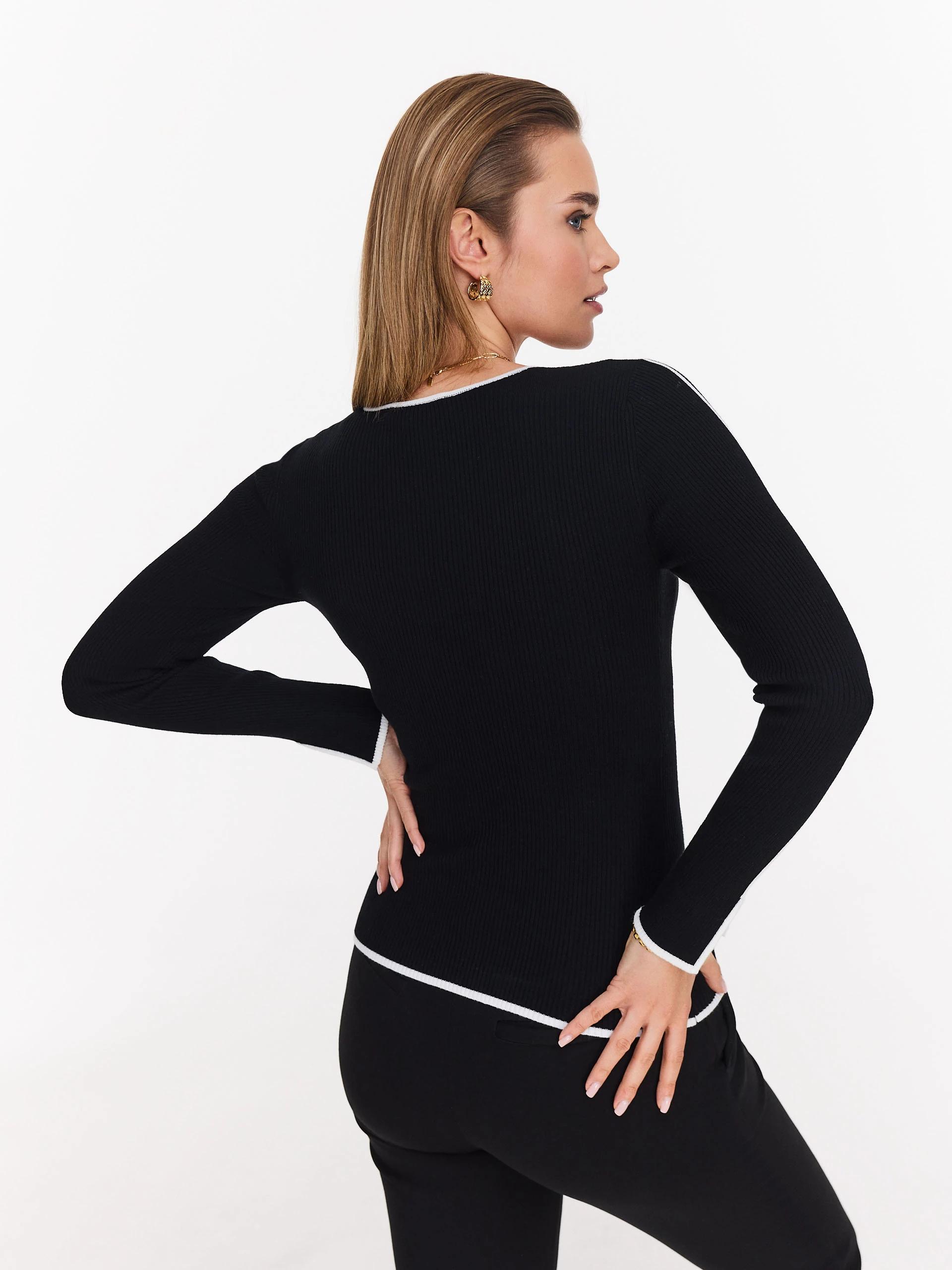Fitted black sweater with trimmings