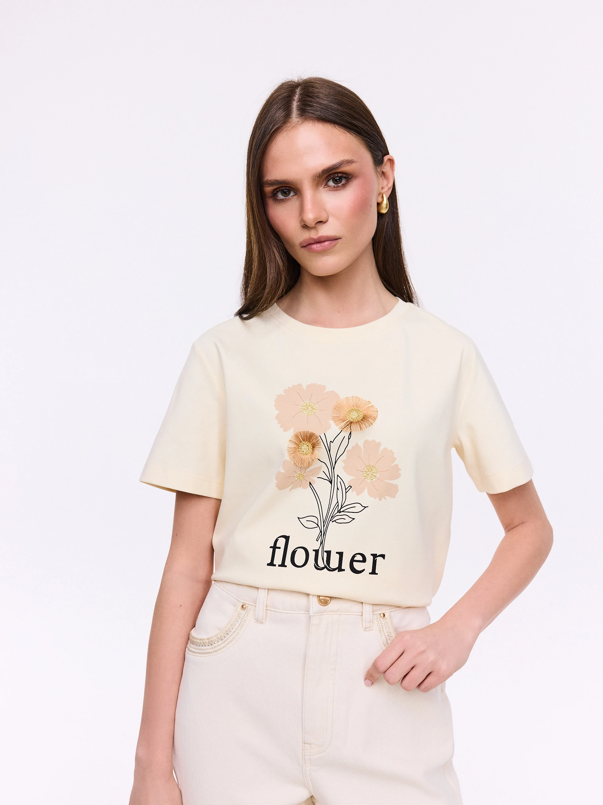 Cream cotton T-shirt with a three-dimensional appliqué