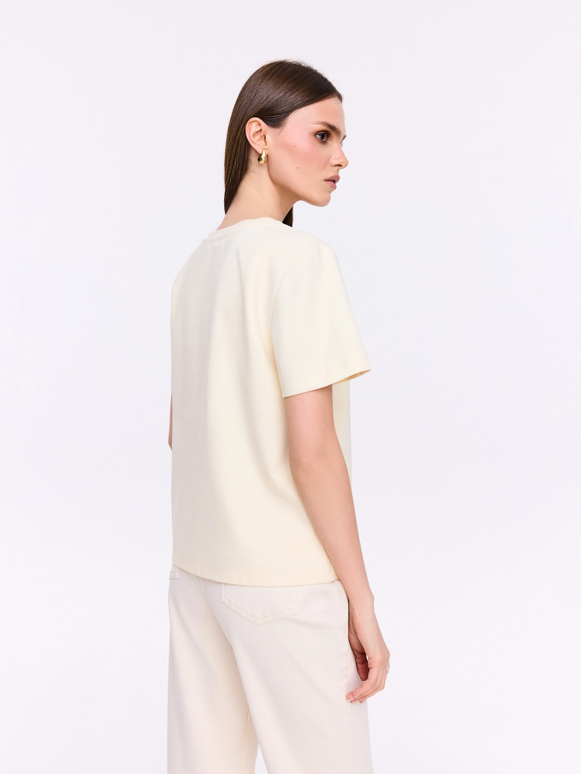 Cream cotton T-shirt with a three-dimensional appliqué