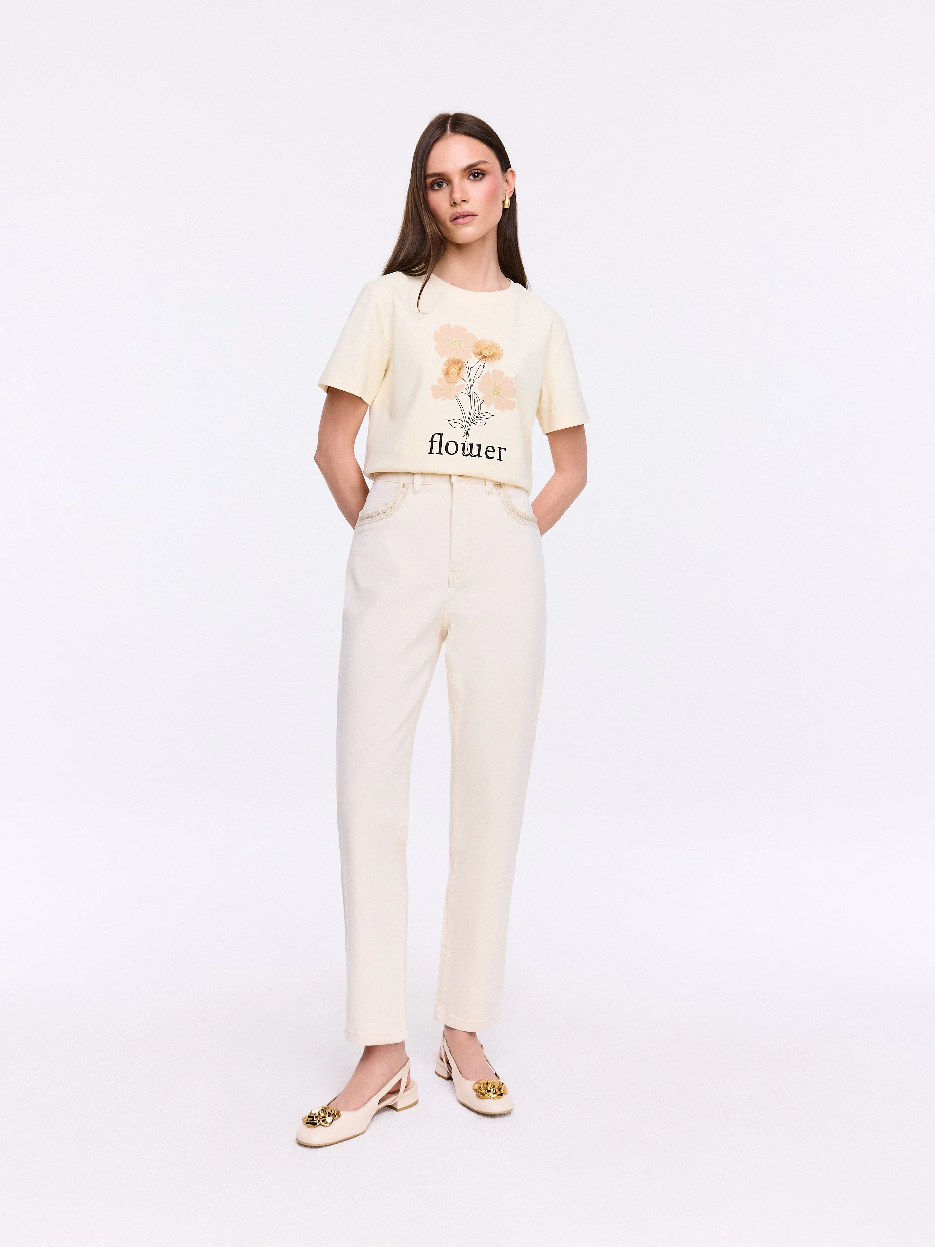 Cream cotton T-shirt with a three-dimensional appliqué