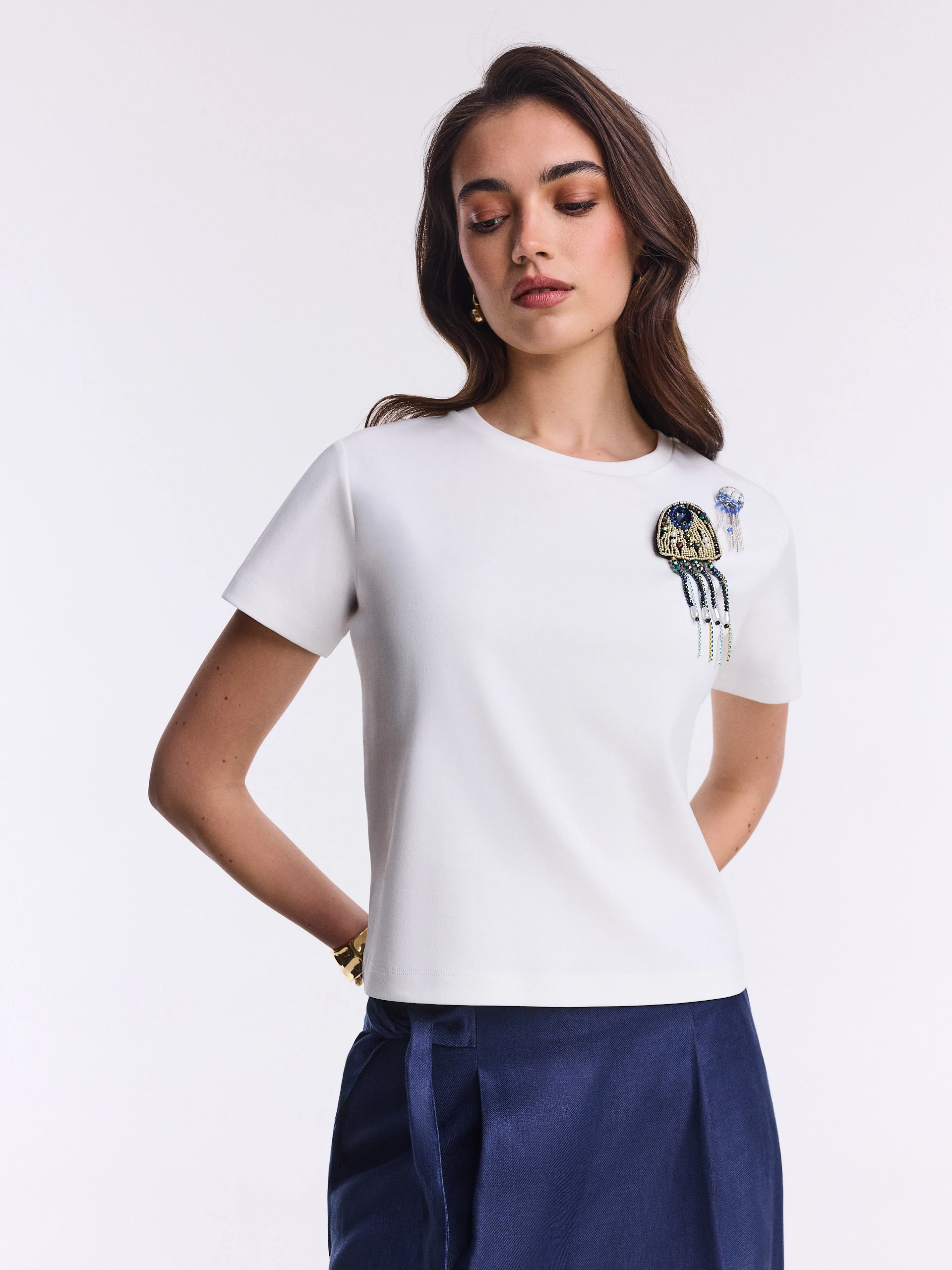 Bawełniany biały T-shirt z broszkami z koralików