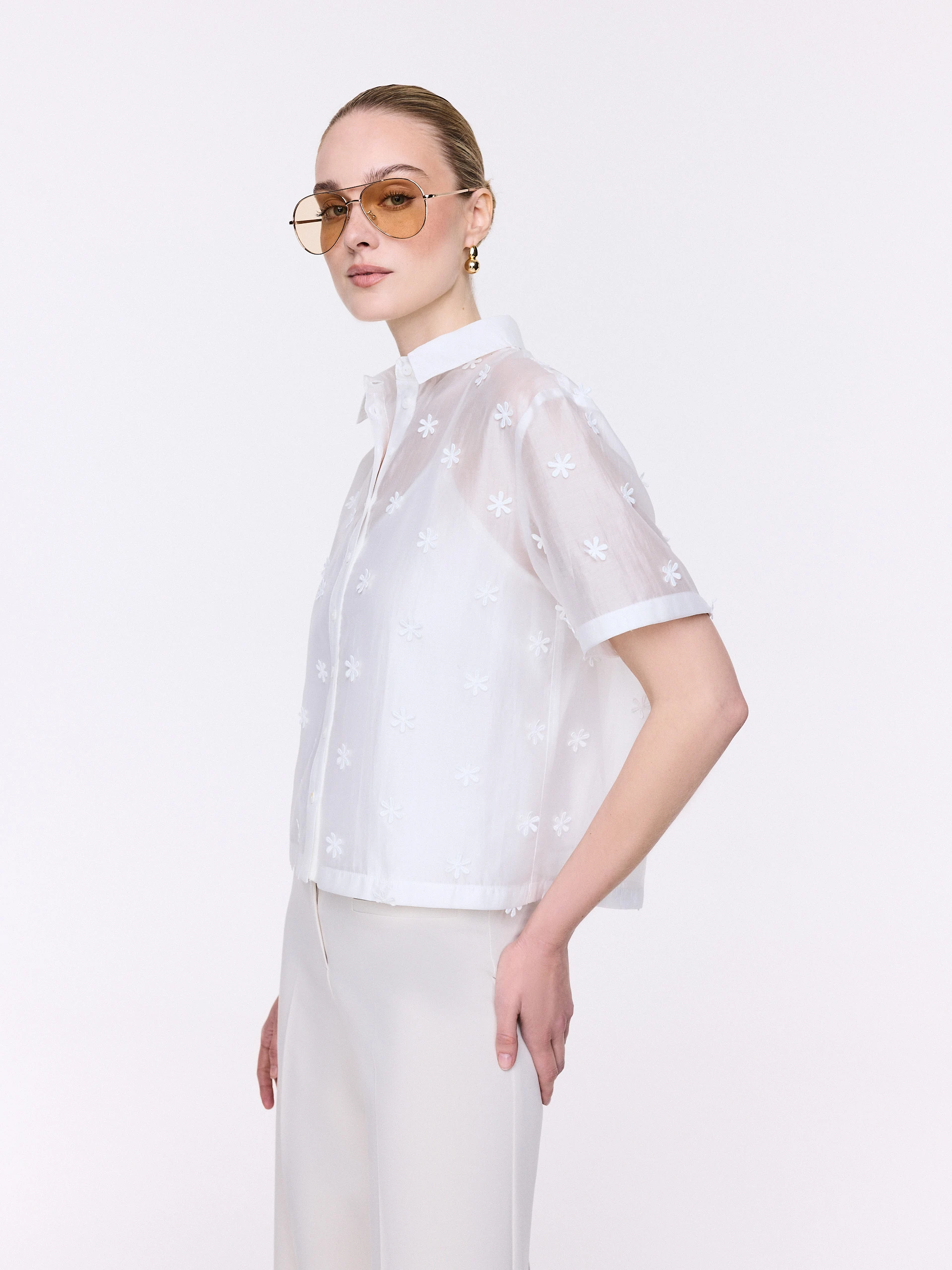 Embroidered white blouse with collar and short sleeves