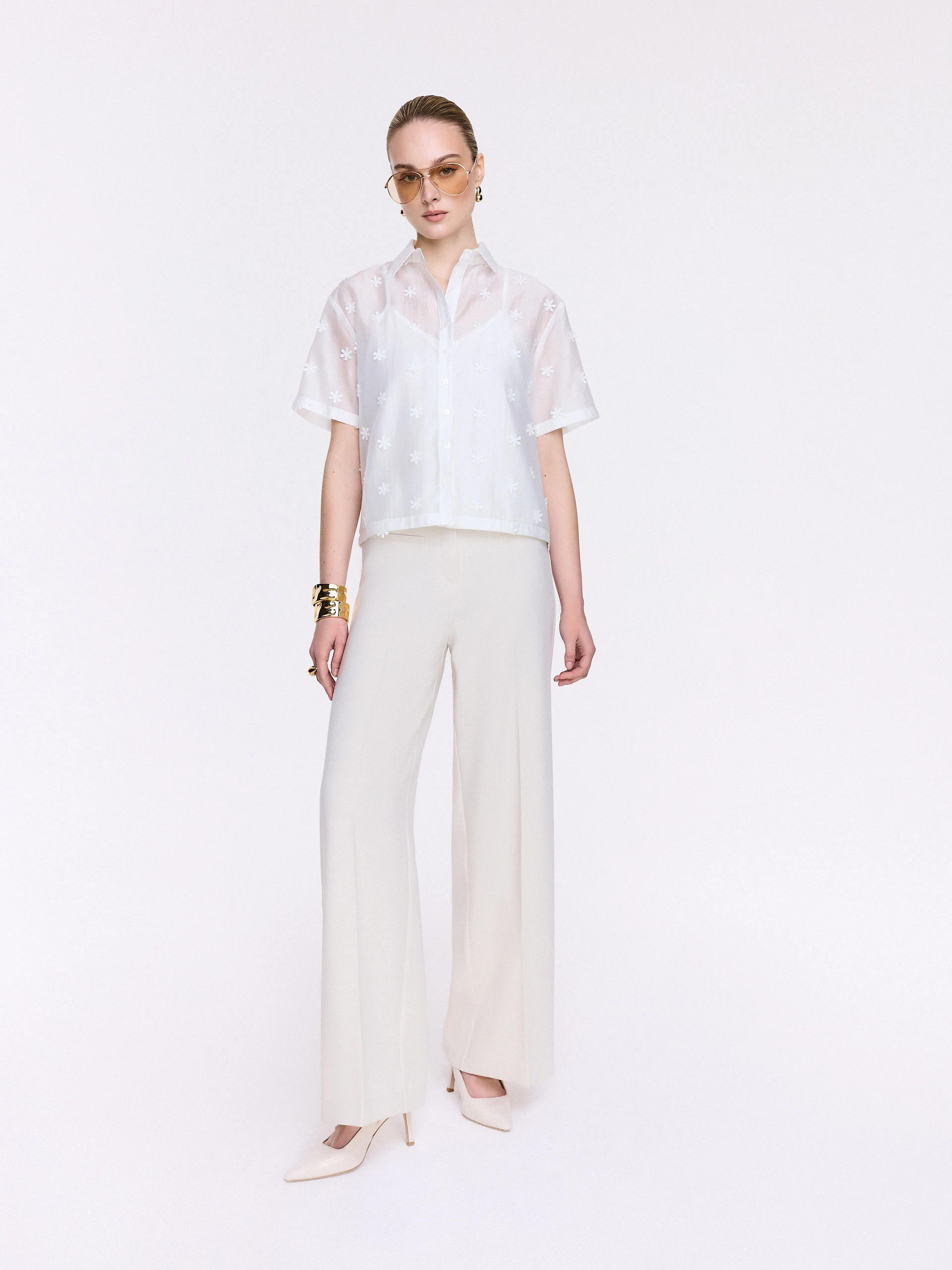 Embroidered white blouse with collar and short sleeves
