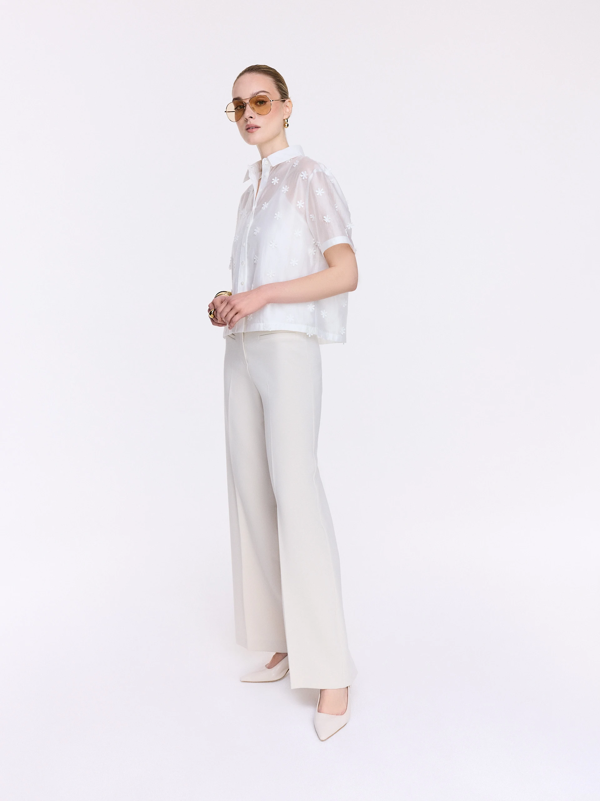 Embroidered white blouse with collar and short sleeves