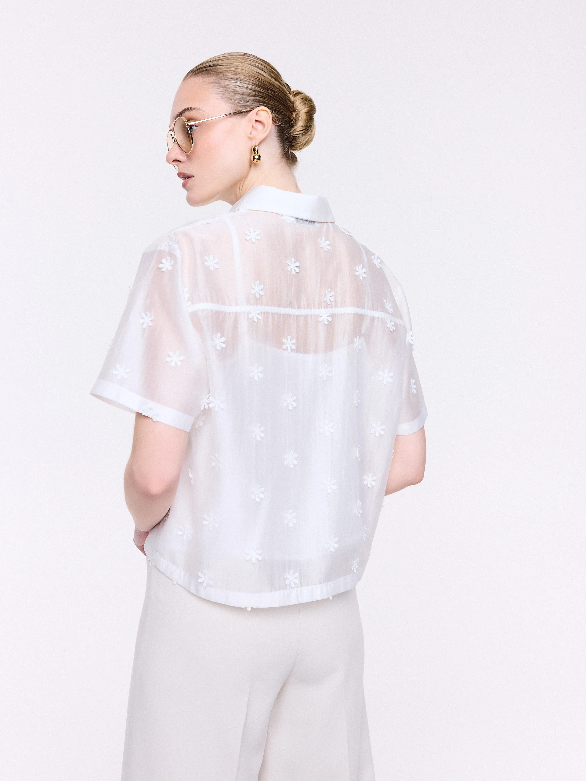 Embroidered white blouse with collar and short sleeves