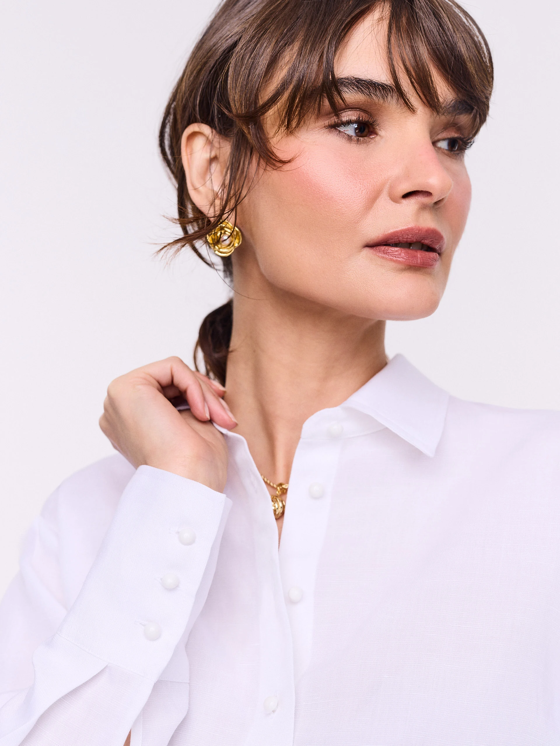 White fitted shirt with linen accents