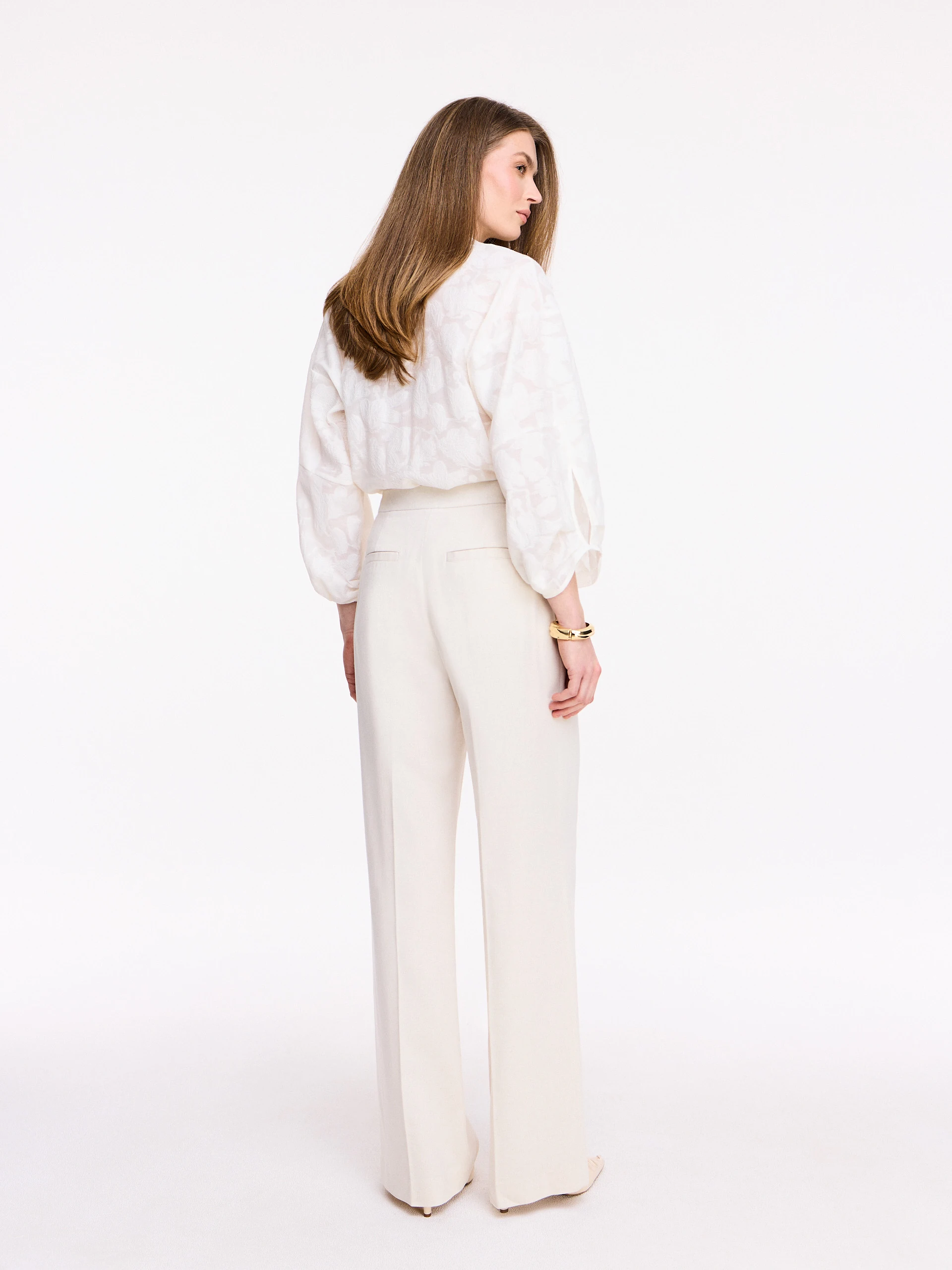 Elegant cream-colored pants made of lyocell with cotton and linen