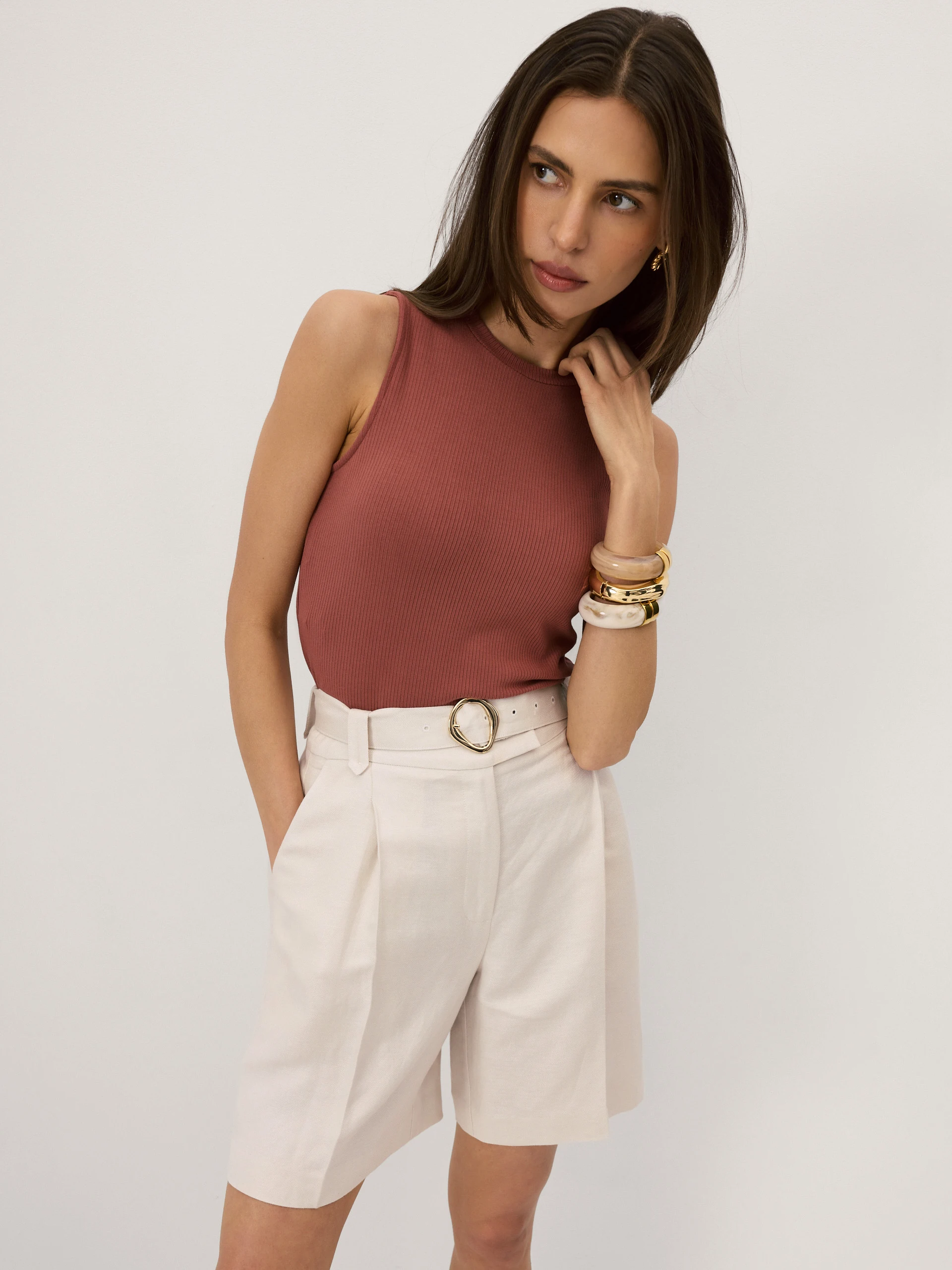 Elegant beige Bermuda shorts