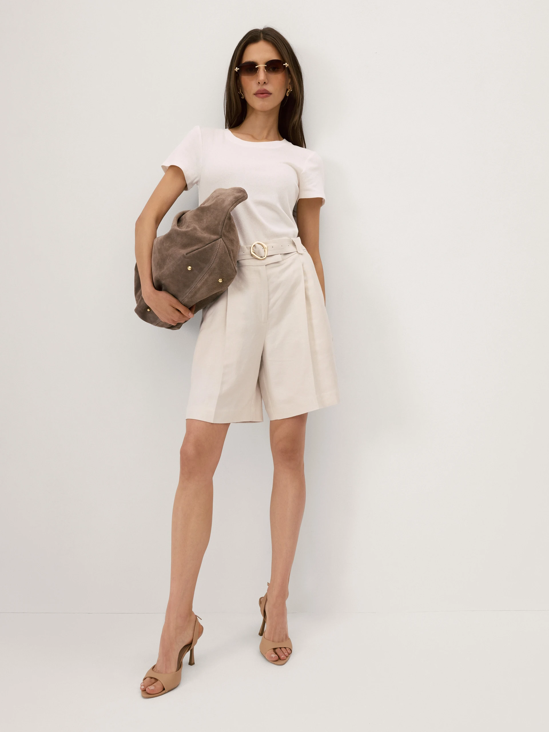 Elegant beige Bermuda shorts