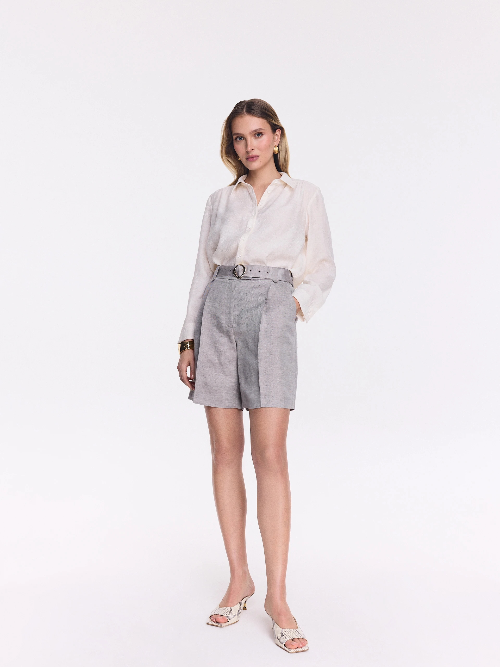 Elegant gray Bermuda shorts