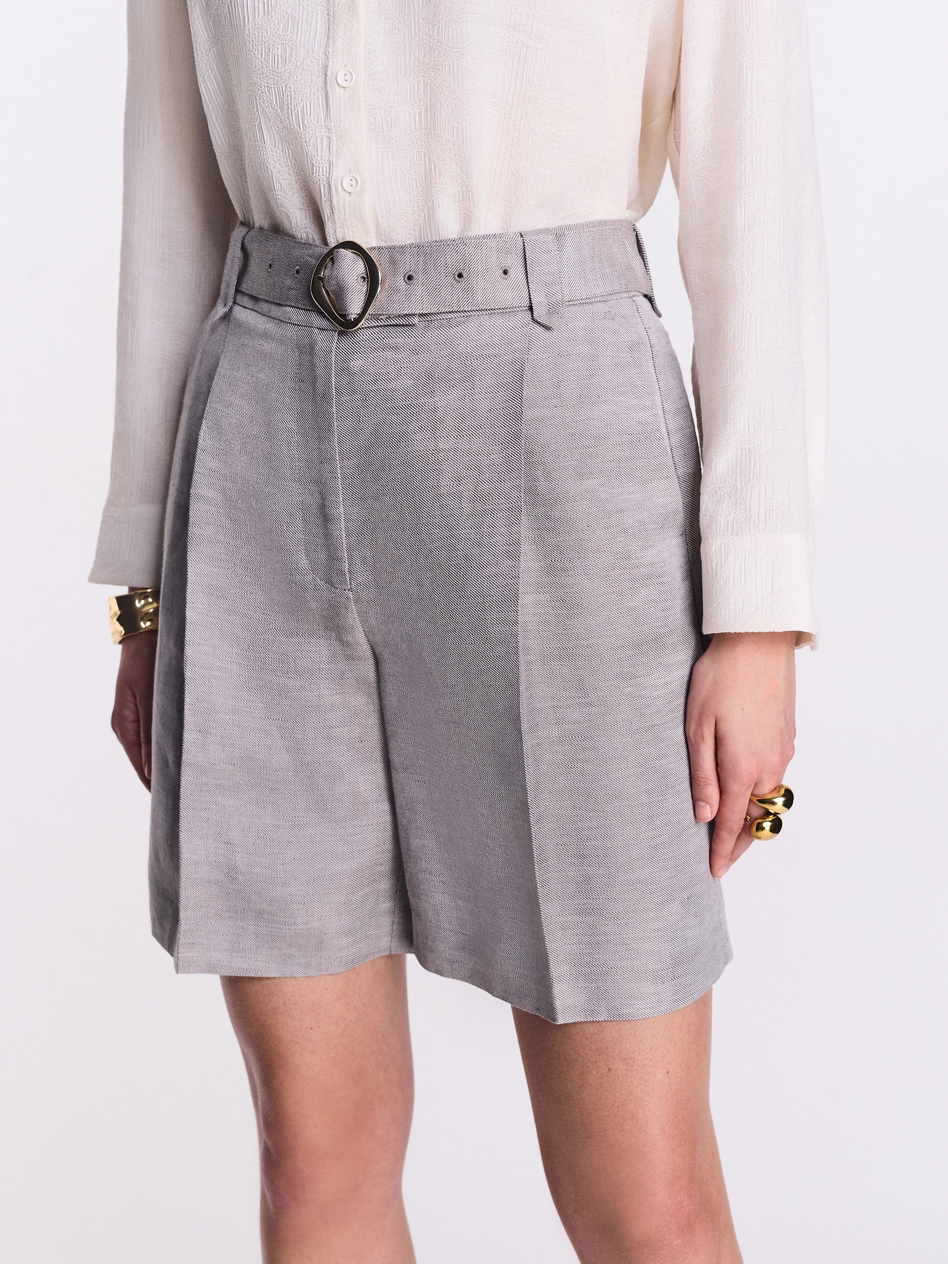 Elegant gray Bermuda shorts