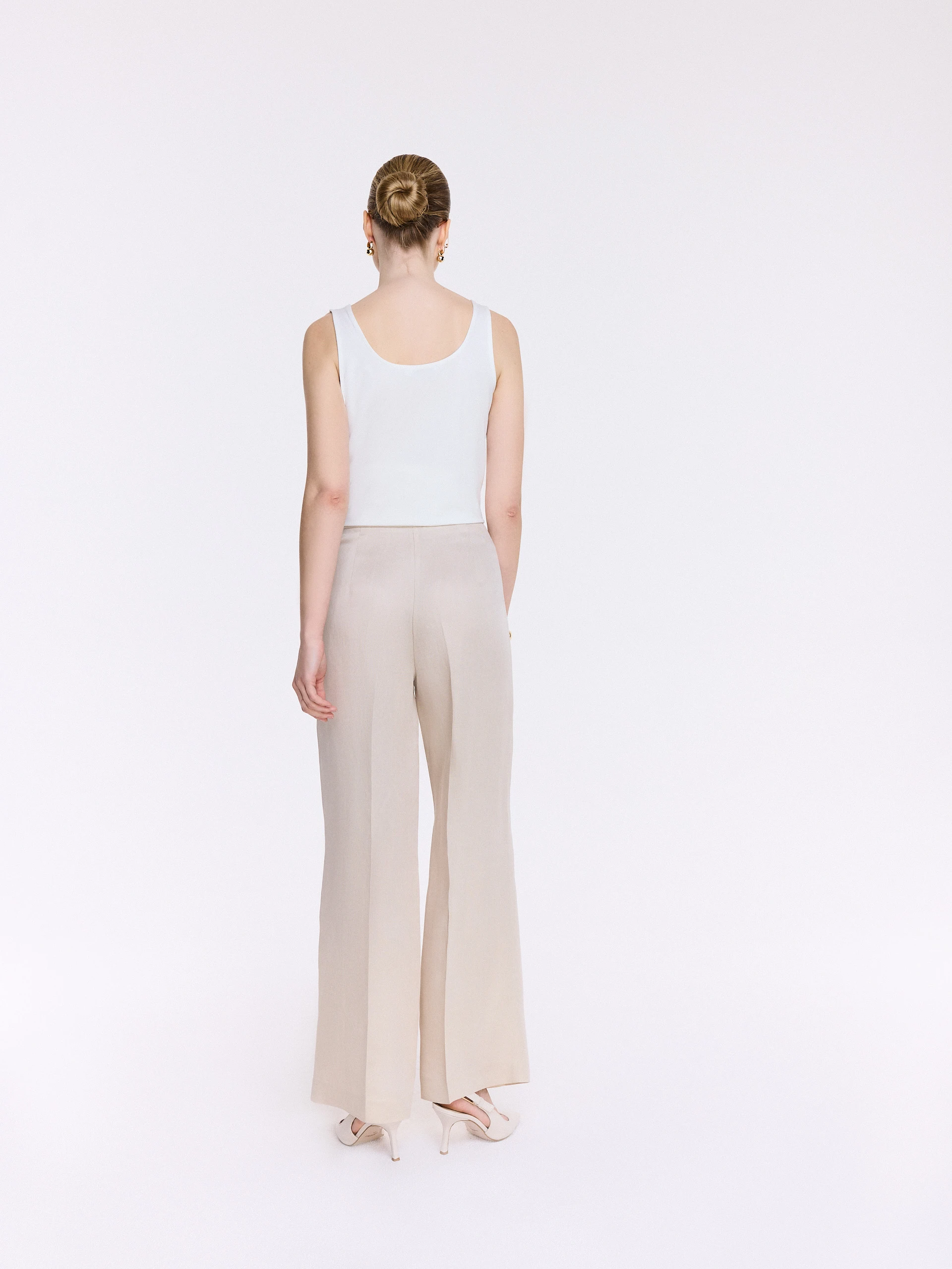 Elegant light beige trousers made of linen and viscose