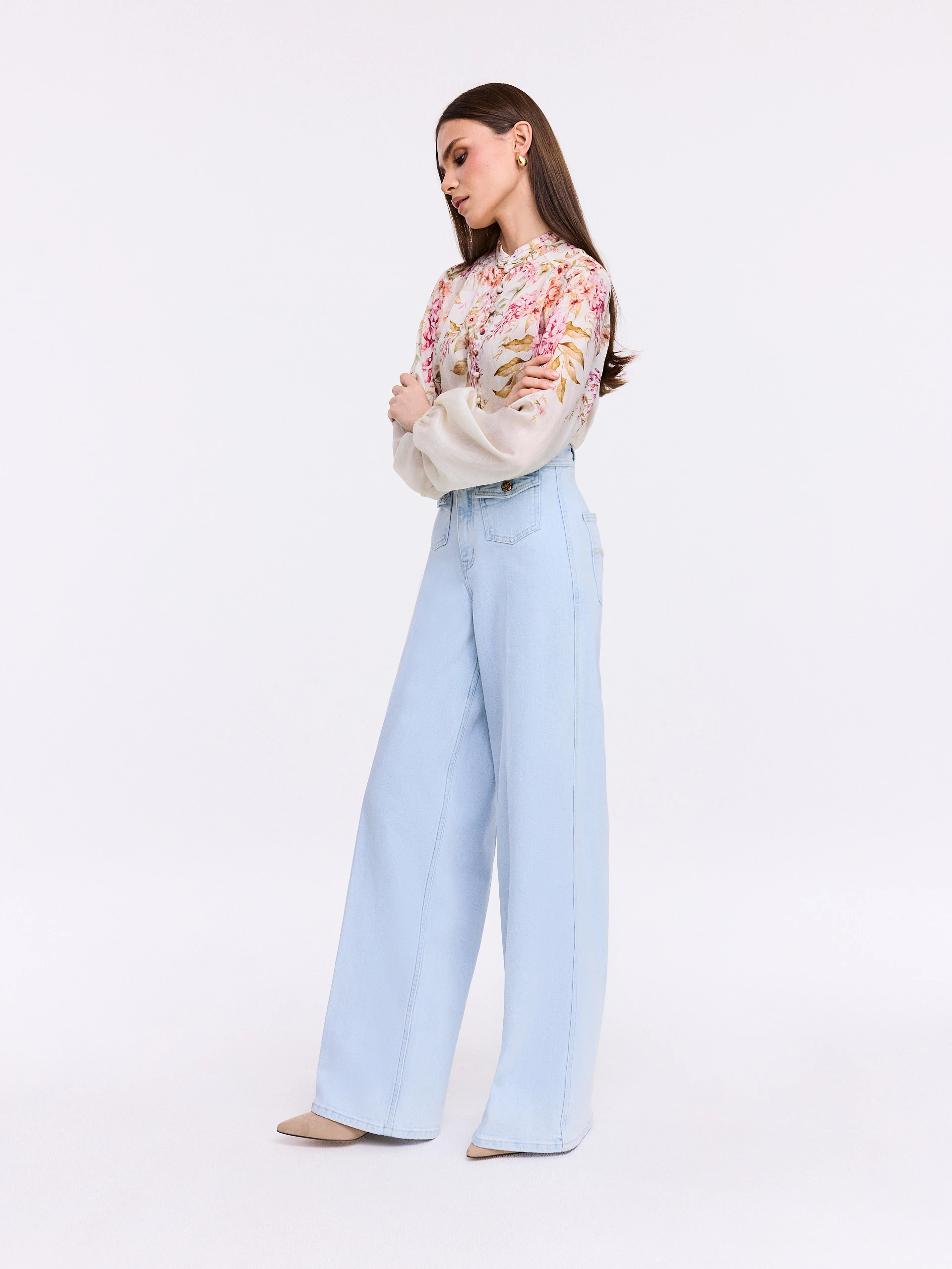 Light-colored wide-leg jeans with decorative buttons