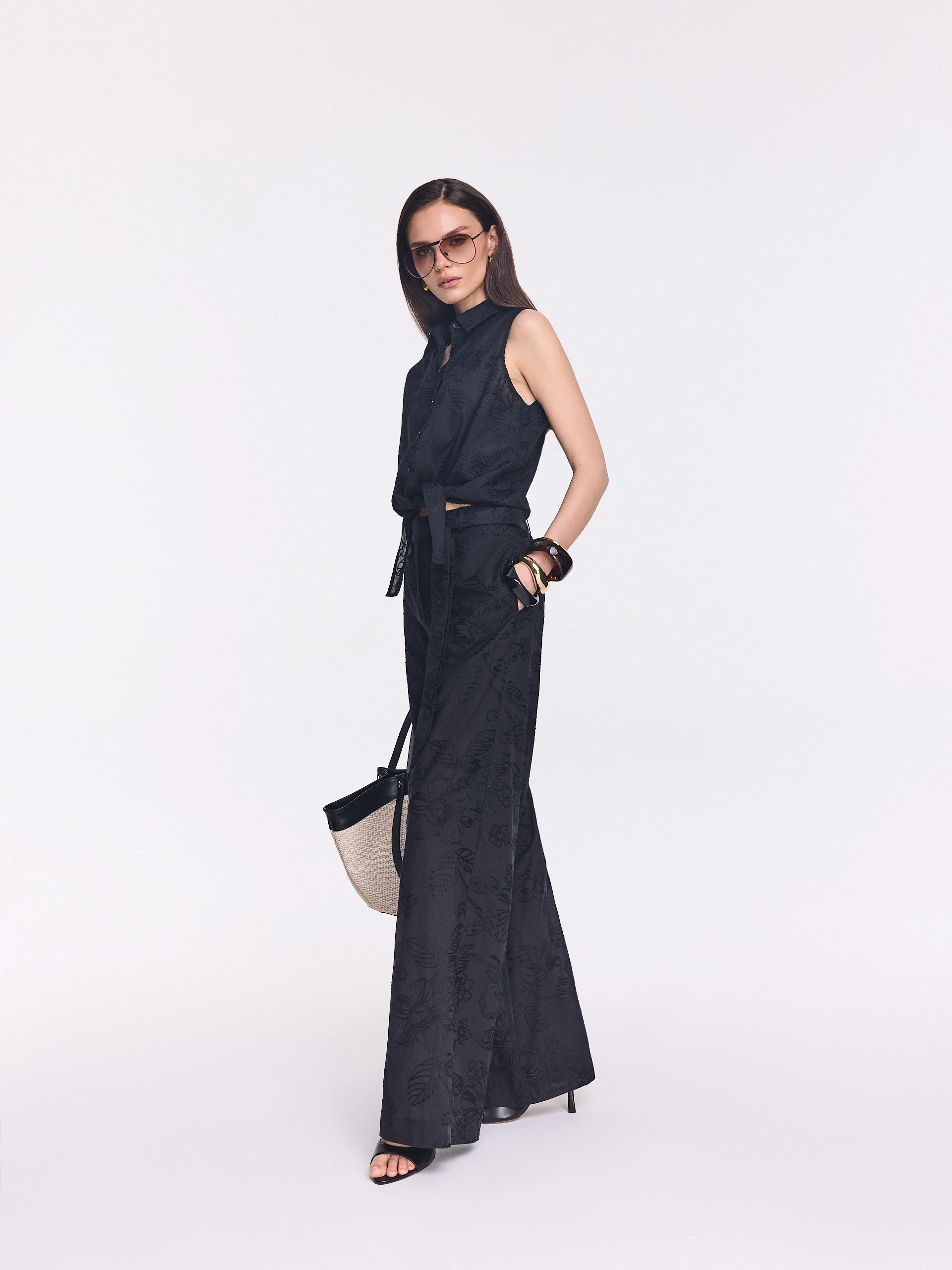 Czarne spodnie wide leg z haftem w kwiaty