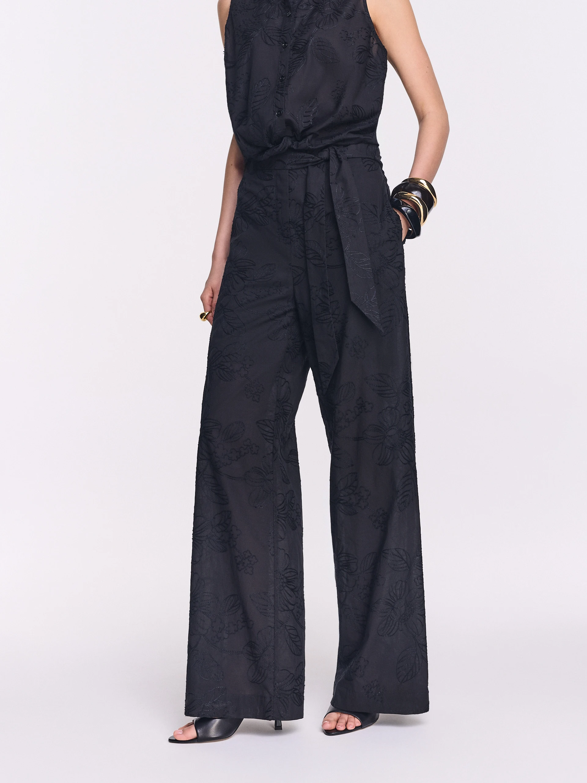 Czarne spodnie wide leg z haftem w kwiaty