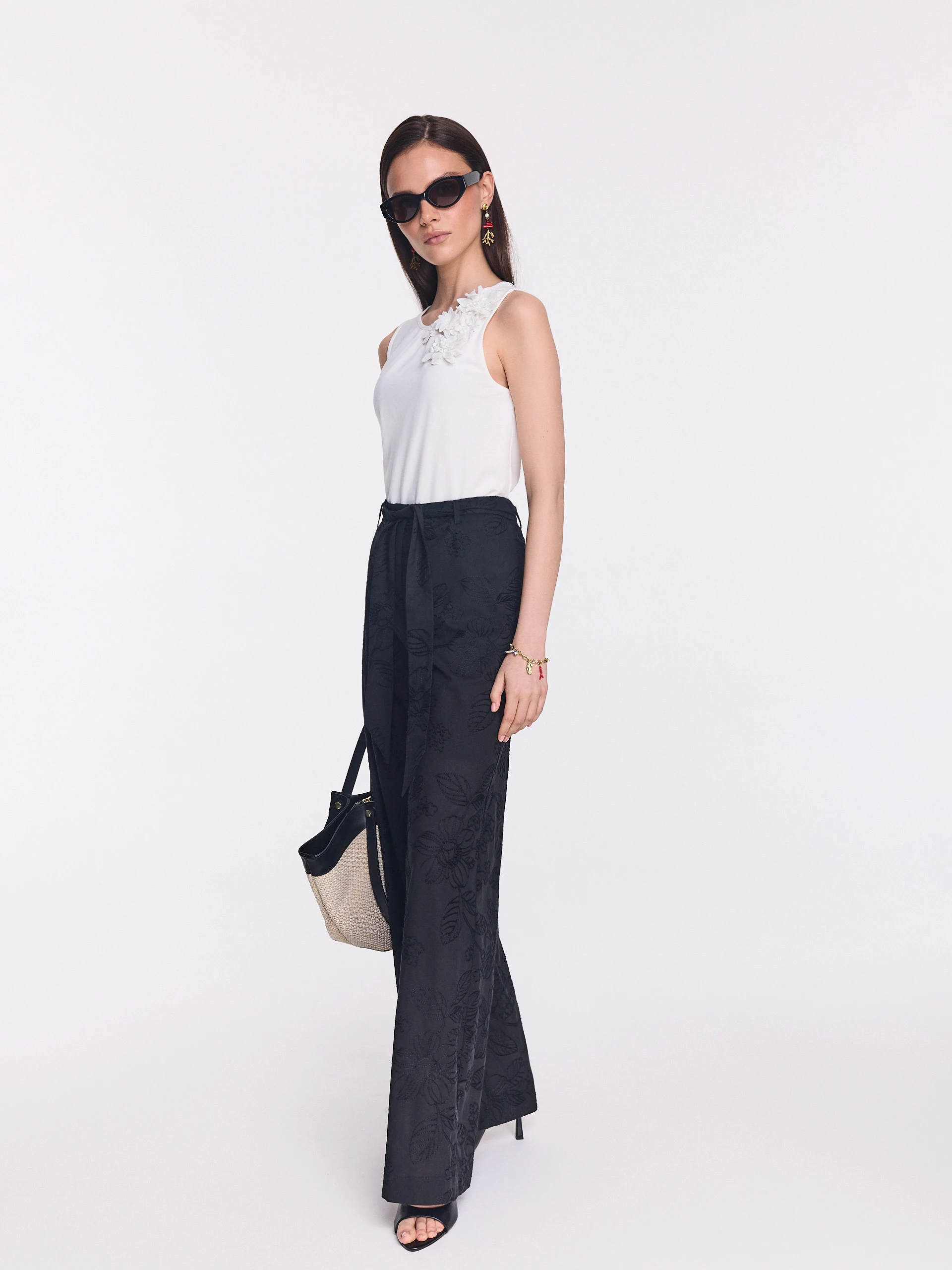Czarne spodnie wide leg z haftem w kwiaty