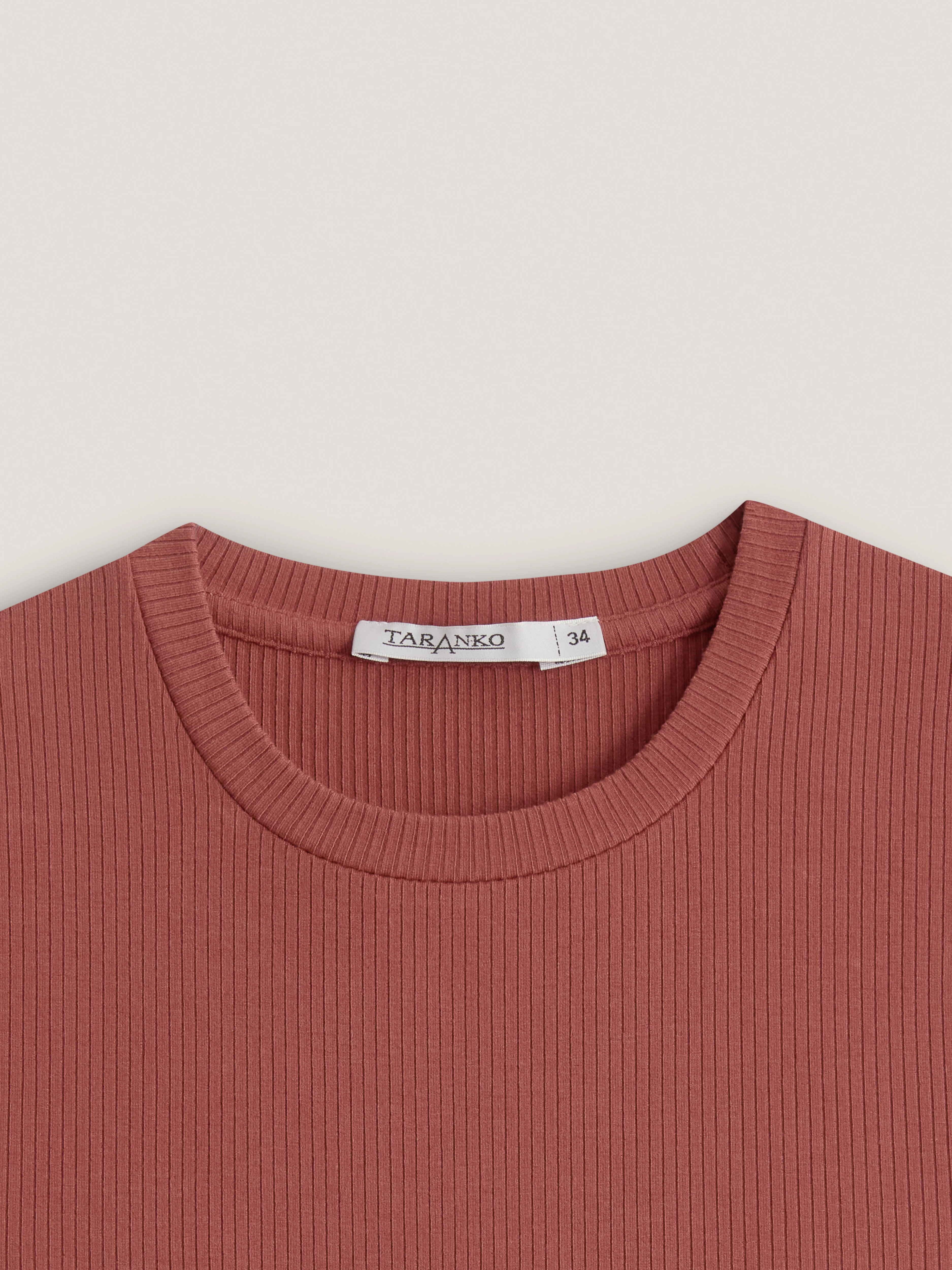 A brick-red top in ribbed viscose