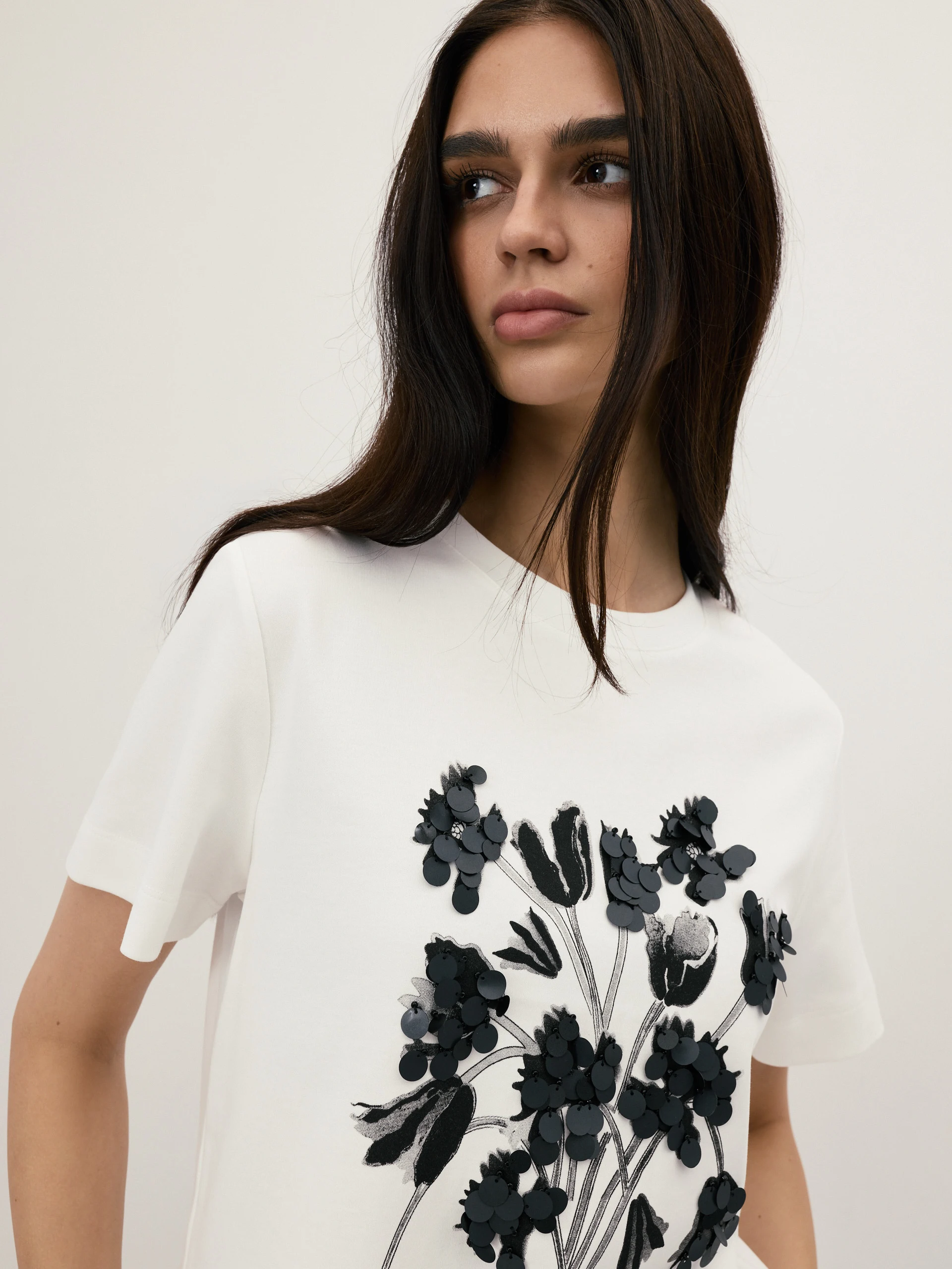 Biały T-shirt z kwiatowym nadrukiem