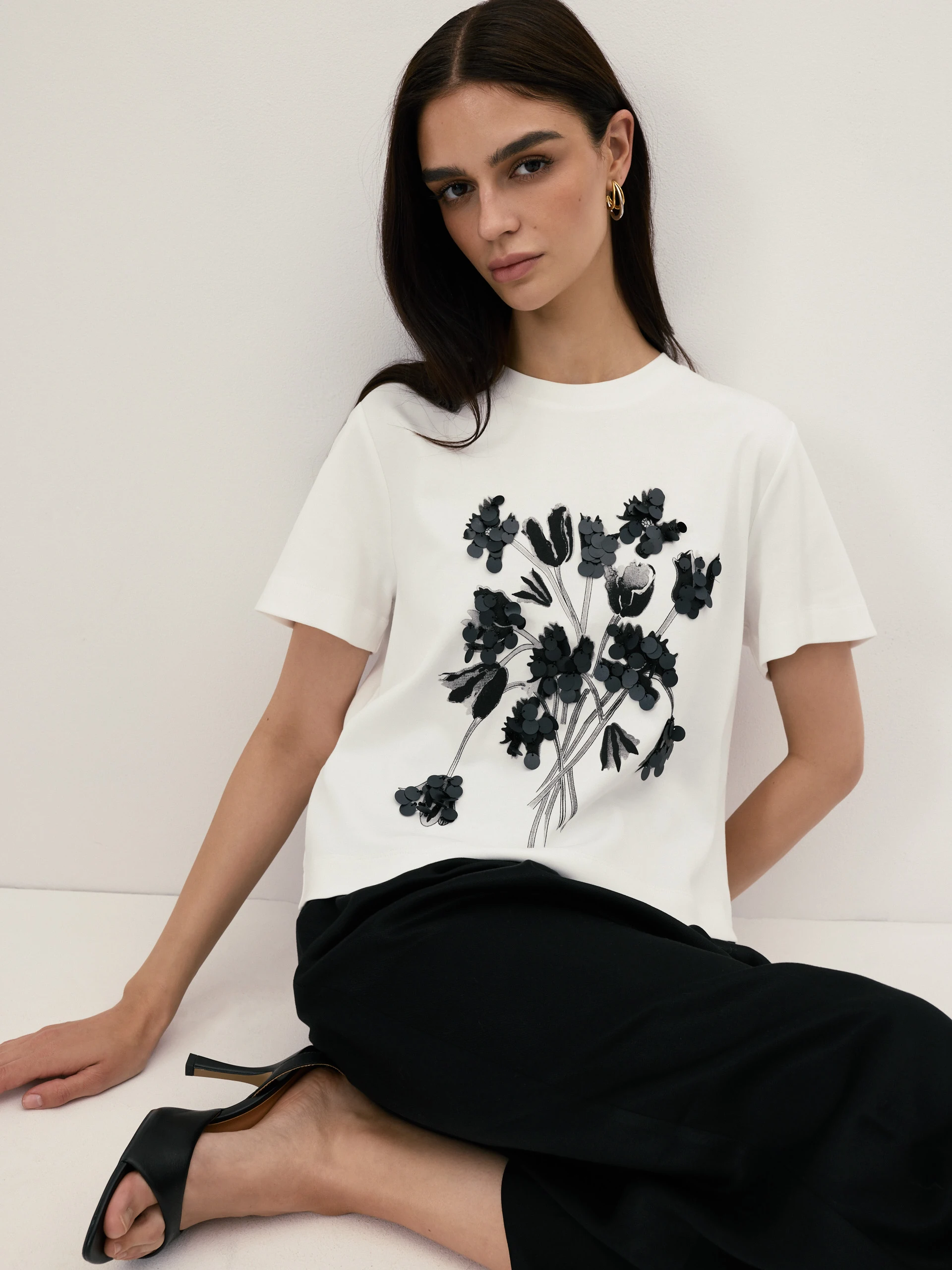 Biały T-shirt z kwiatowym nadrukiem