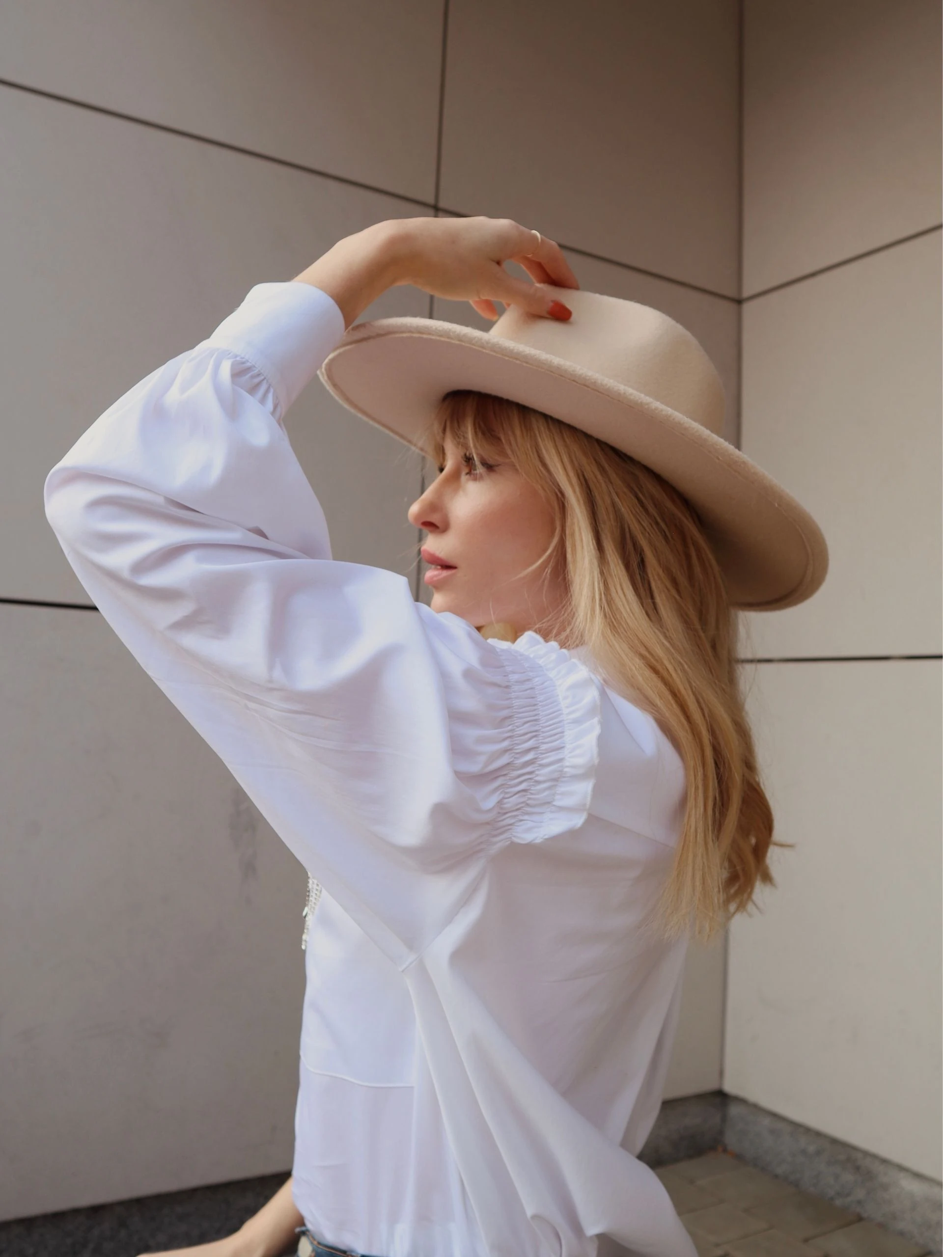 WHITE SHIRT WITH BUFF SLEEVES