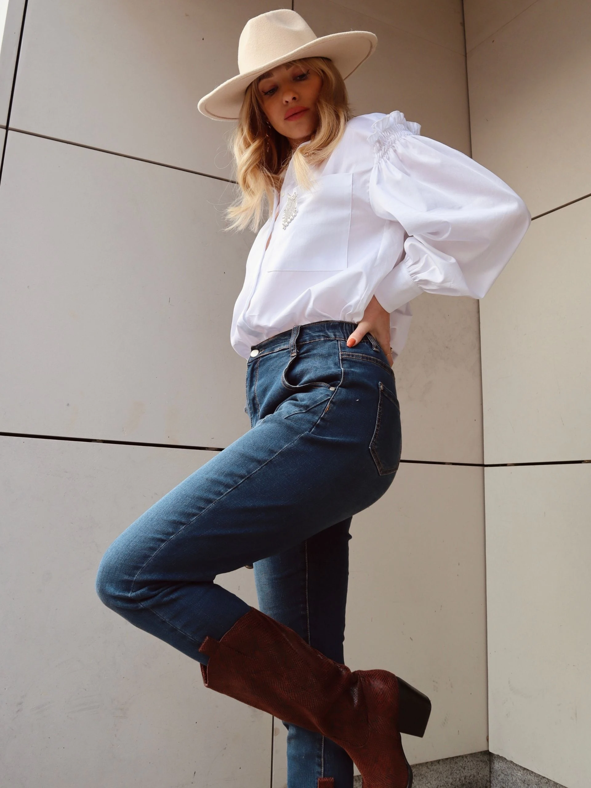WHITE SHIRT WITH BUFF SLEEVES