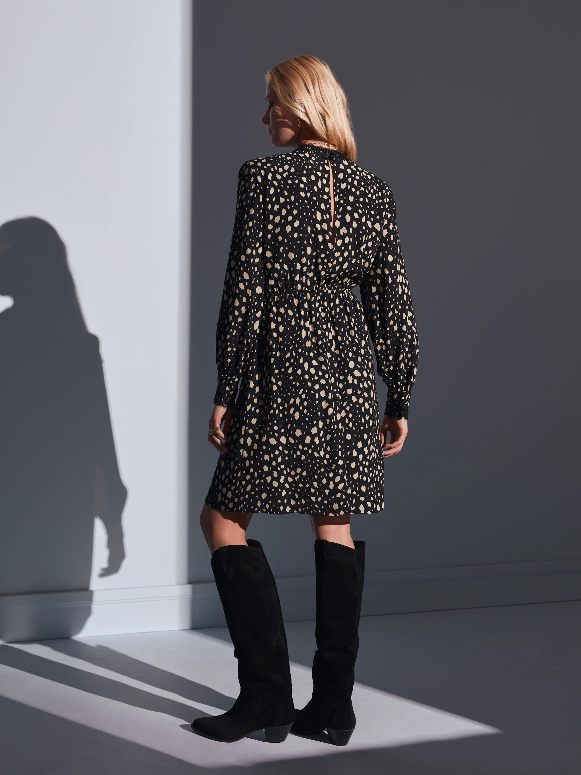 BLACK DRESS WITH FINE PATTERN