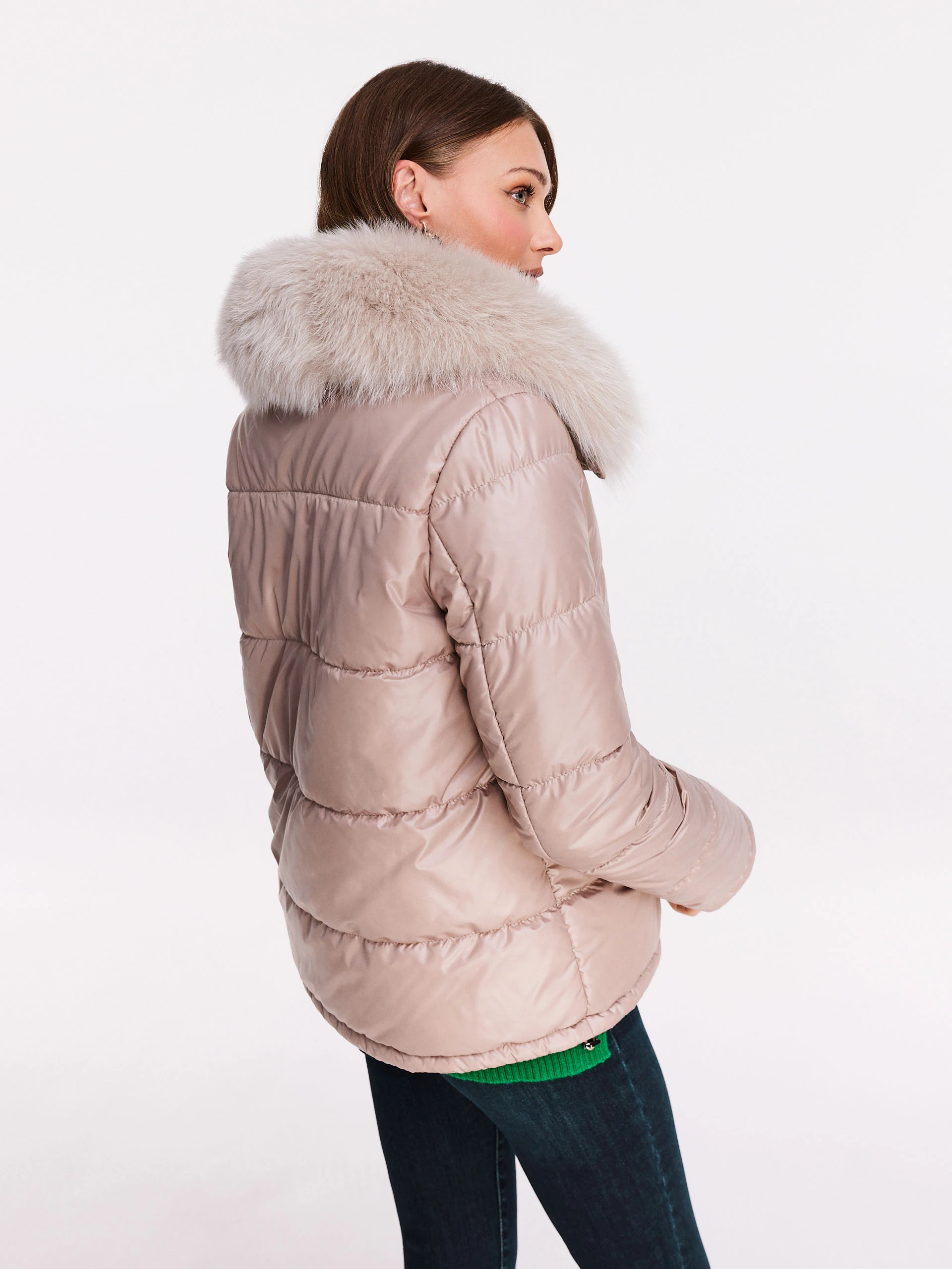 Short jacket with collar