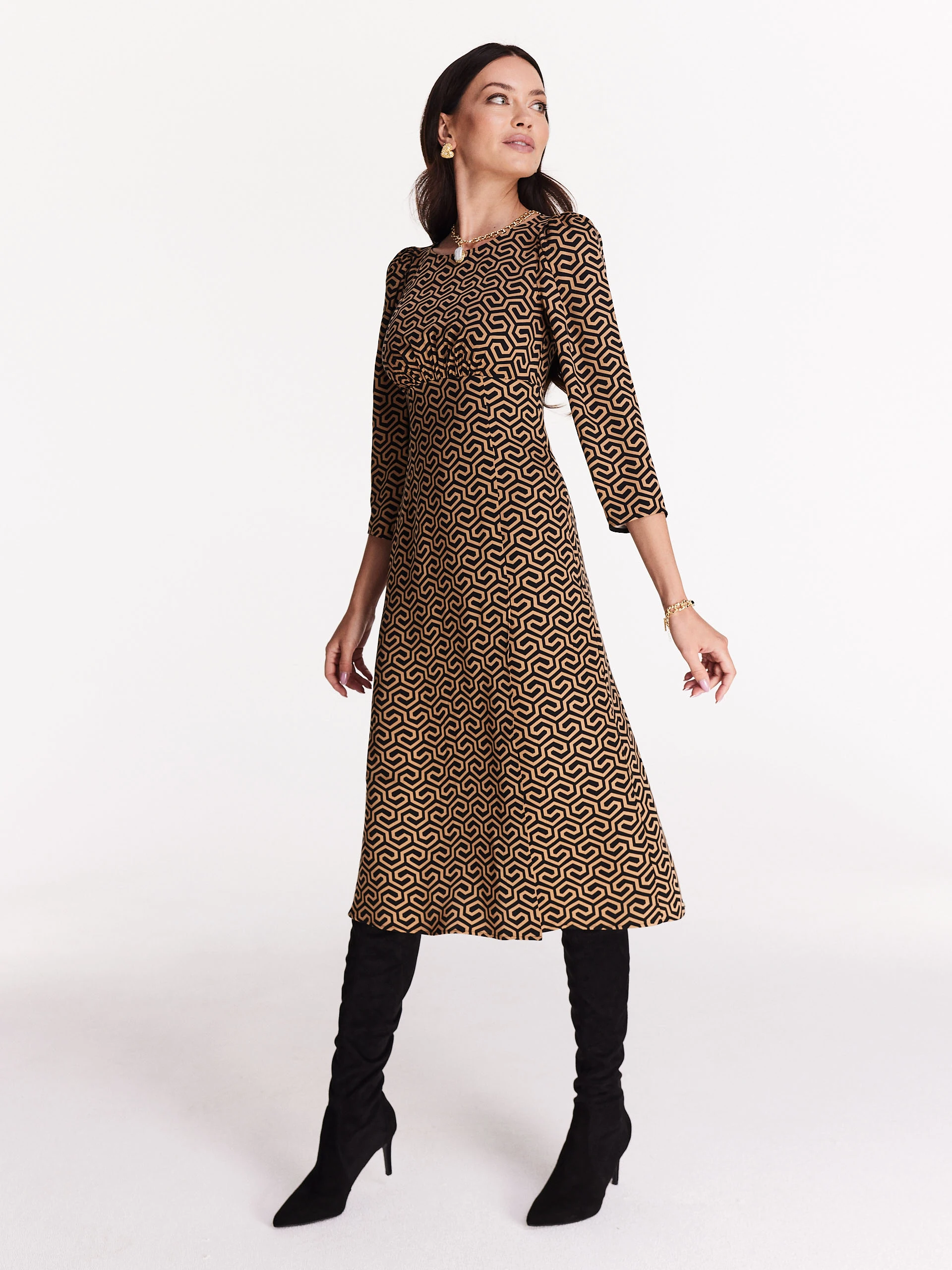 Knee-length dress in geometric pattern