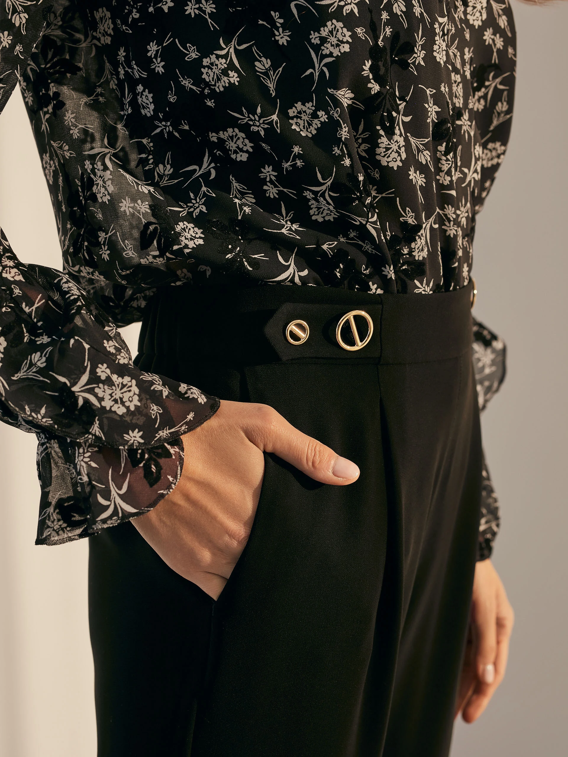 DELICATE FLORAL PATTERN BLOUSE