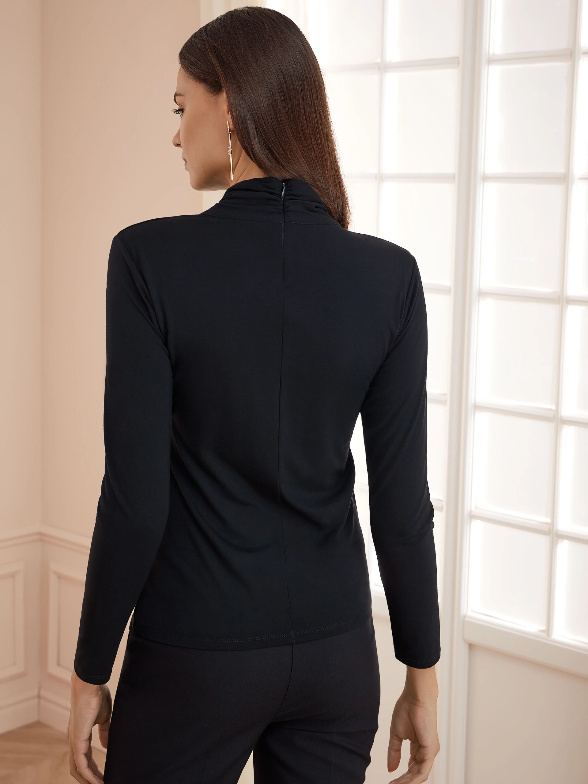 BLOUSE WITH DECORATIVE NECKLINE
