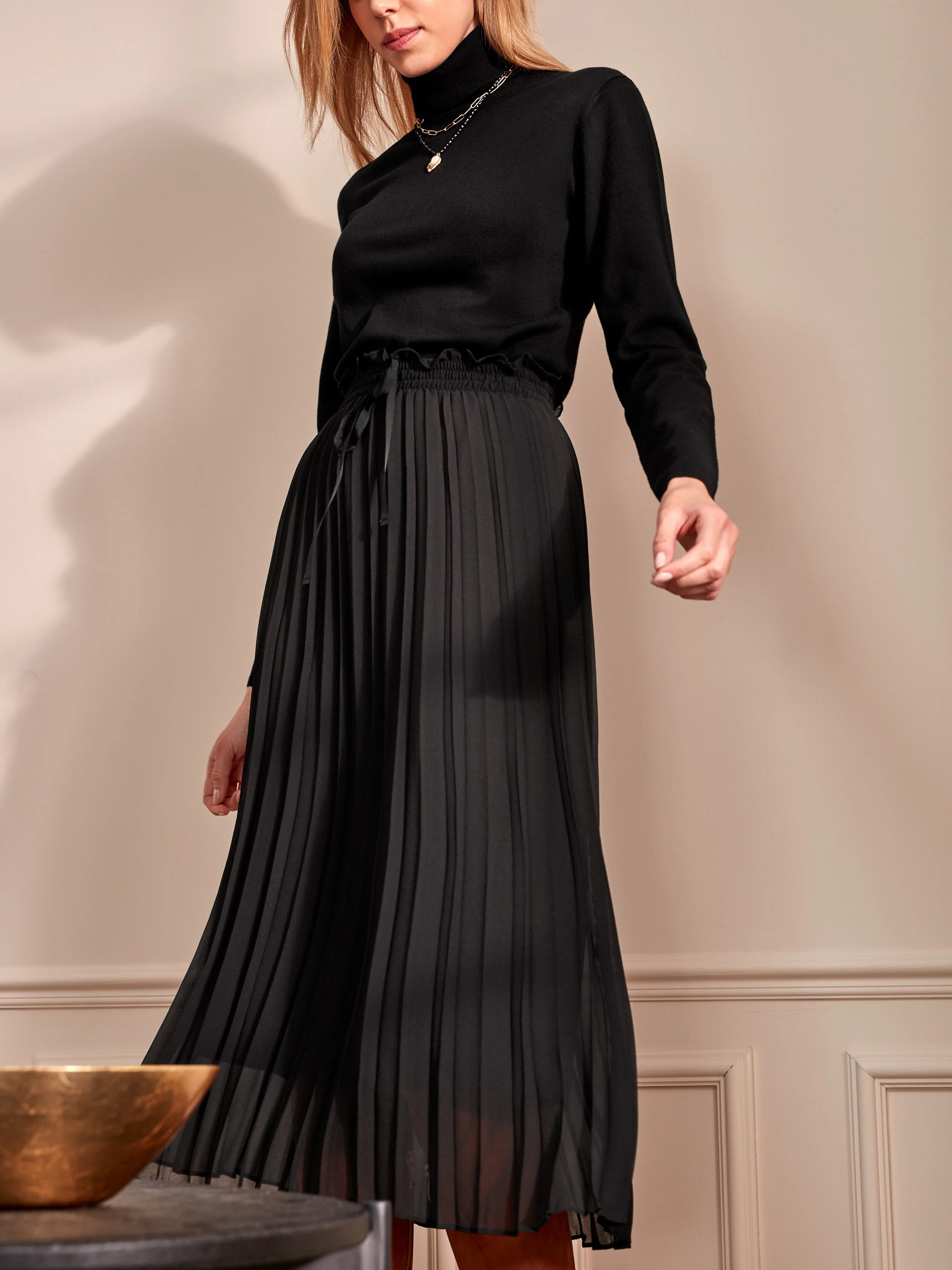 ELEGANT TURTLENECK IN BLACK COLOR