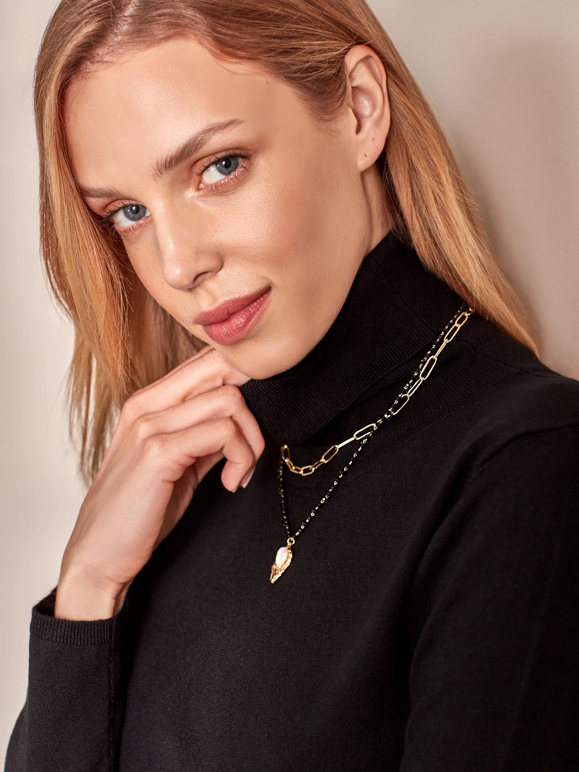 ELEGANT TURTLENECK IN BLACK COLOR