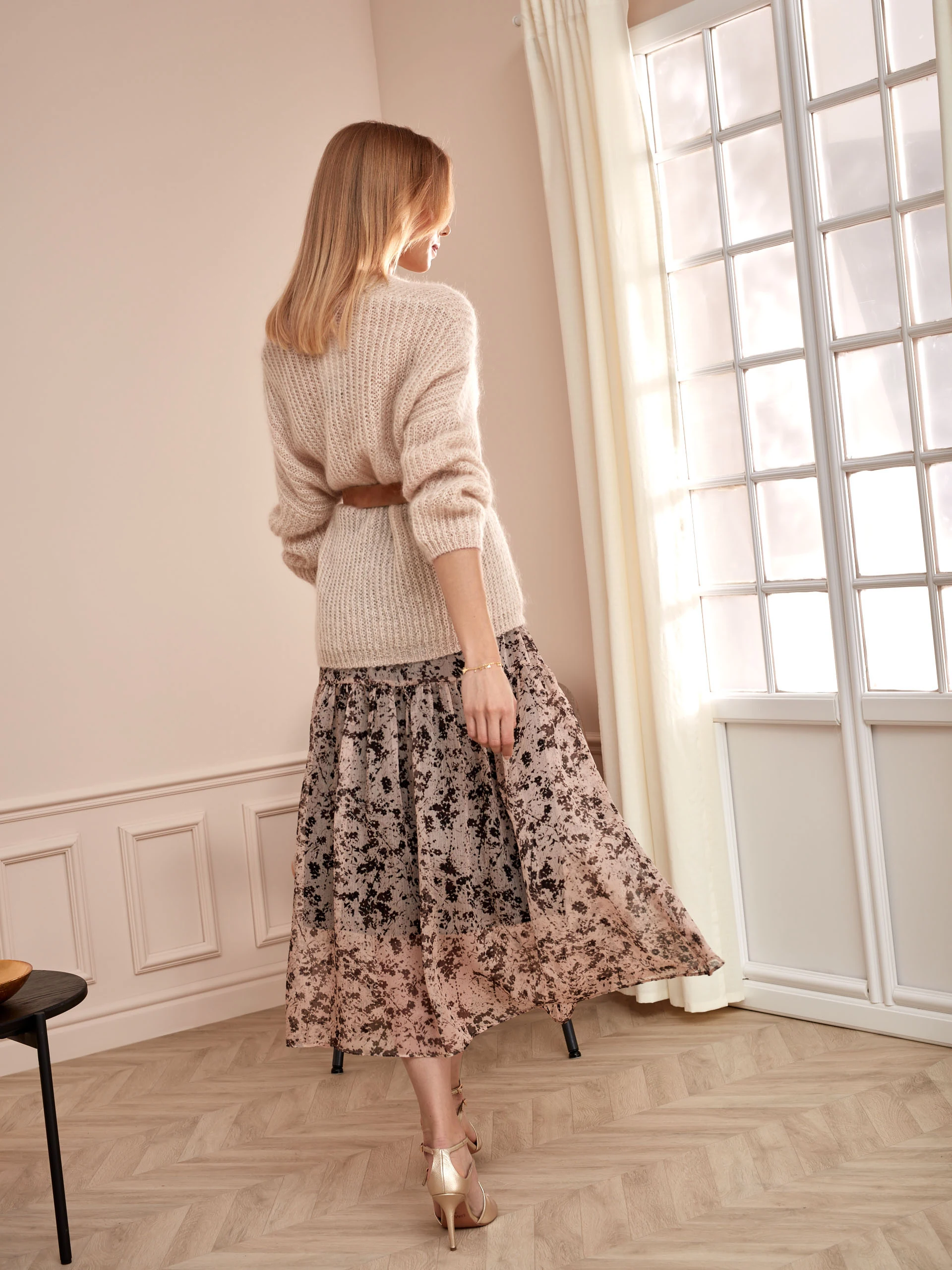LIGHT SWEATER IN BEIGE COLOR