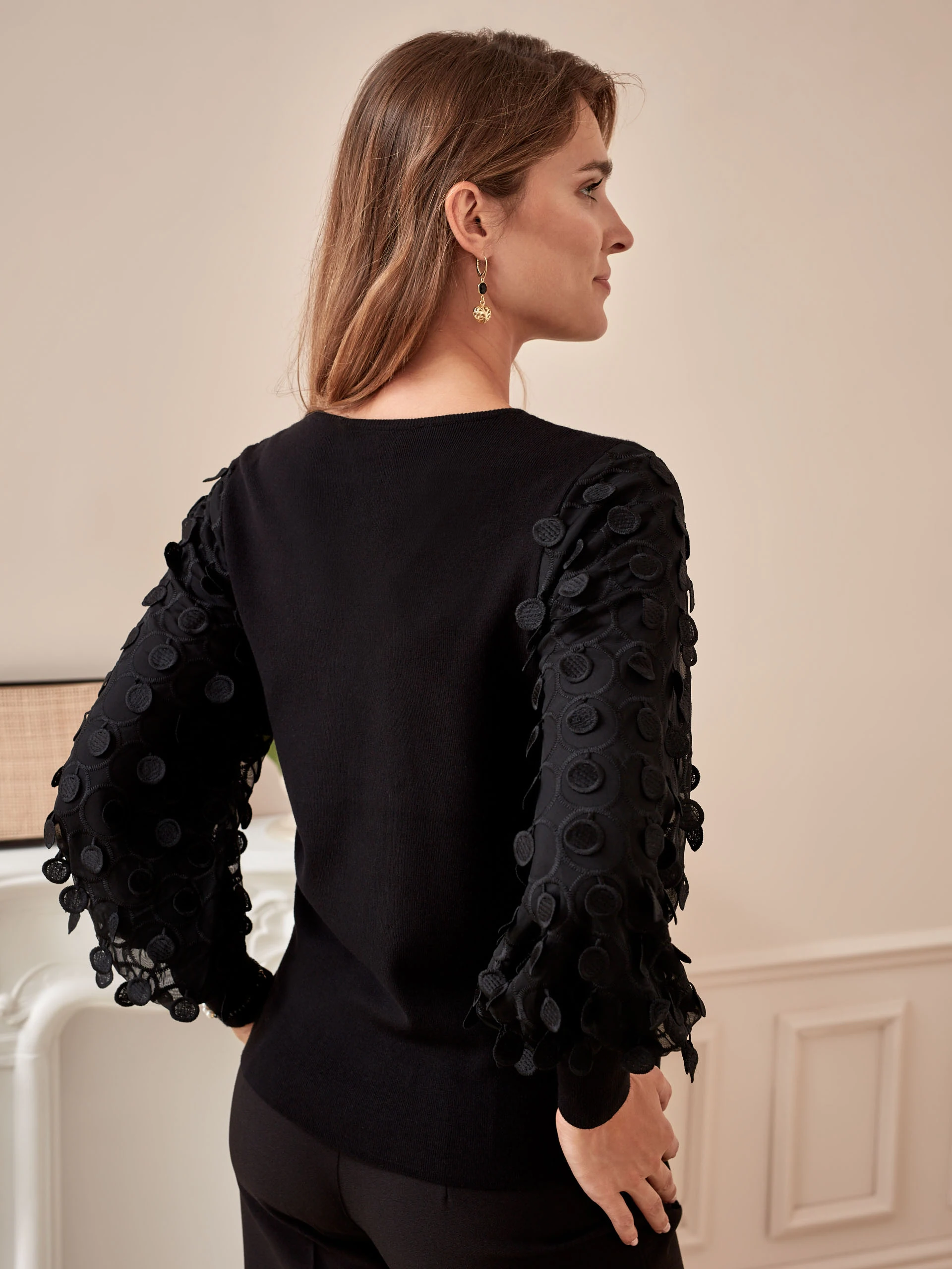 SWEATER WITH STRIKING SLEEVES