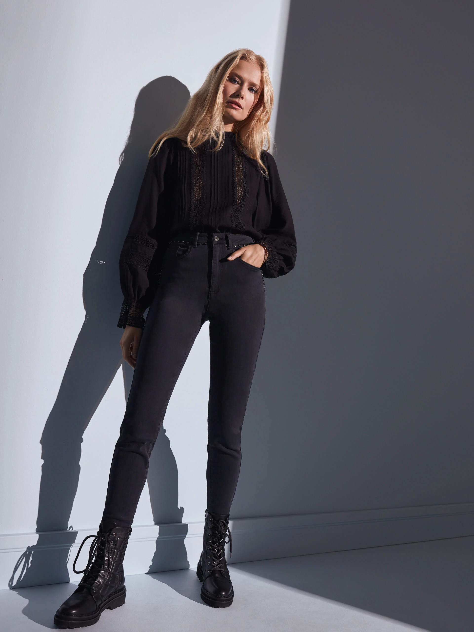 BLACK HIGH-WAISTED PANTS
