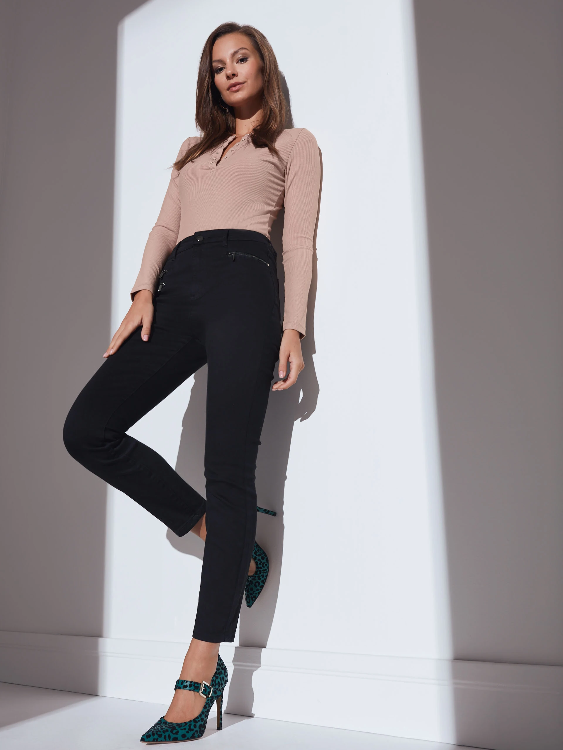 BLACK FITTED PANTS