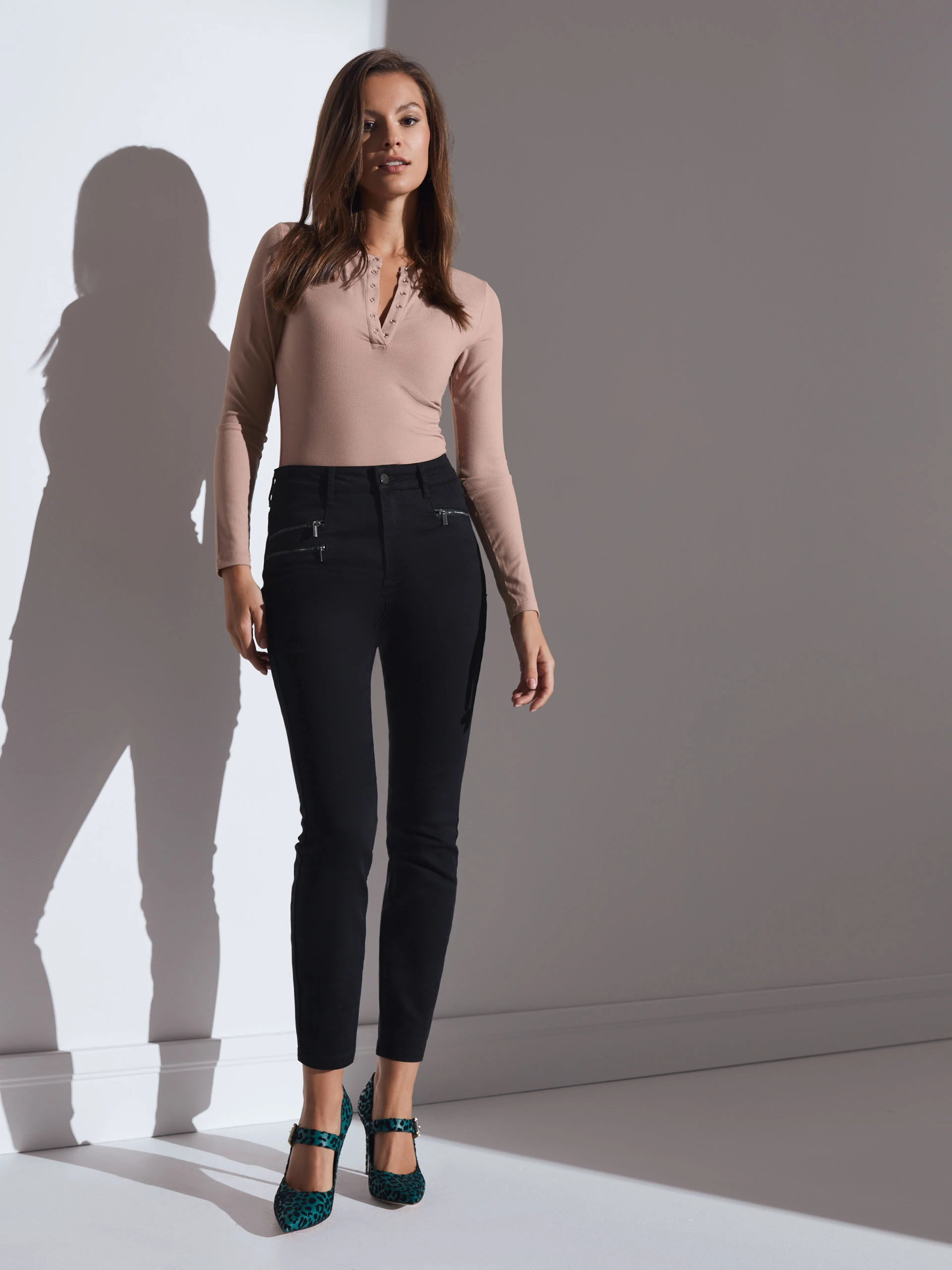 BLACK FITTED PANTS