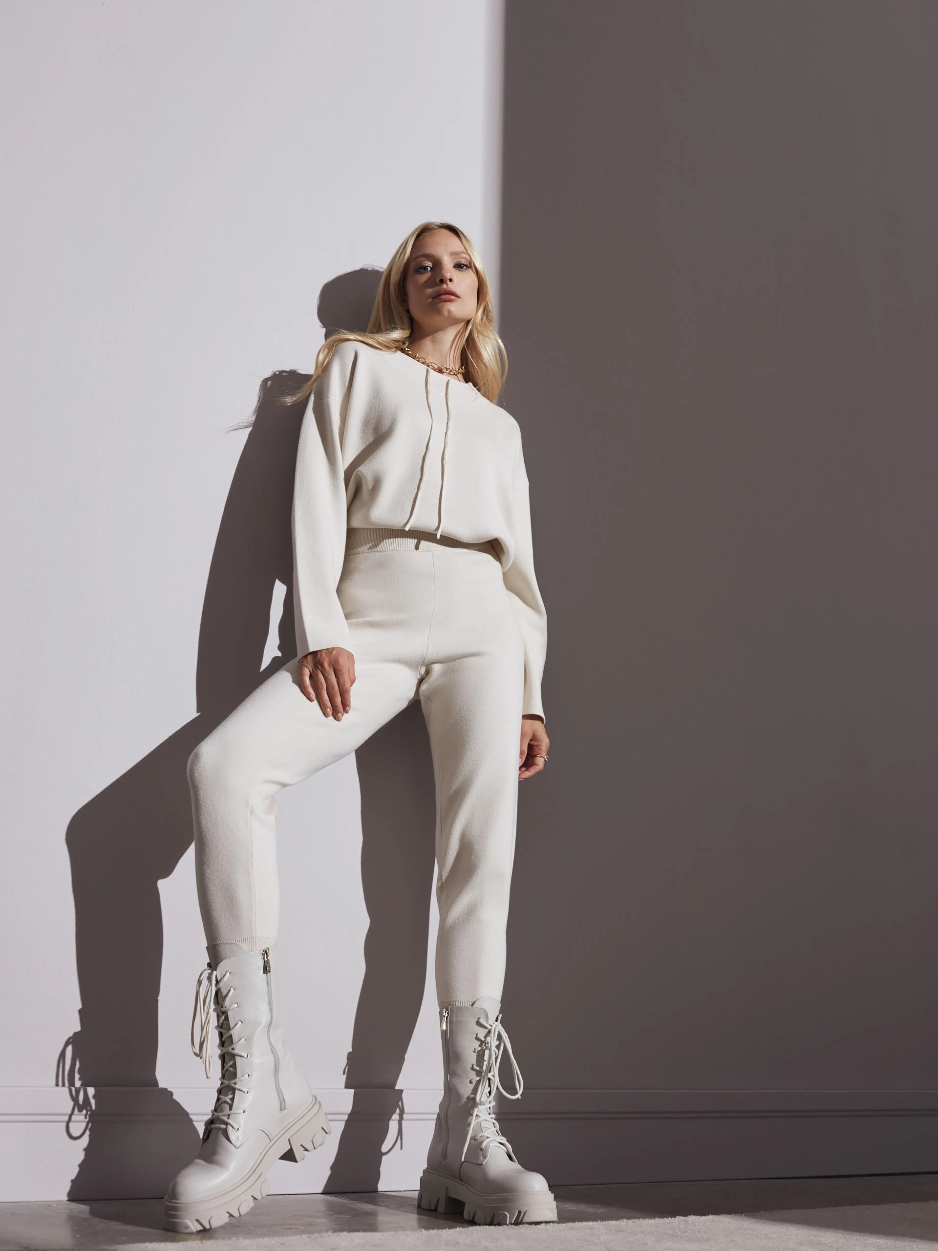 Knitted trousers in broken white