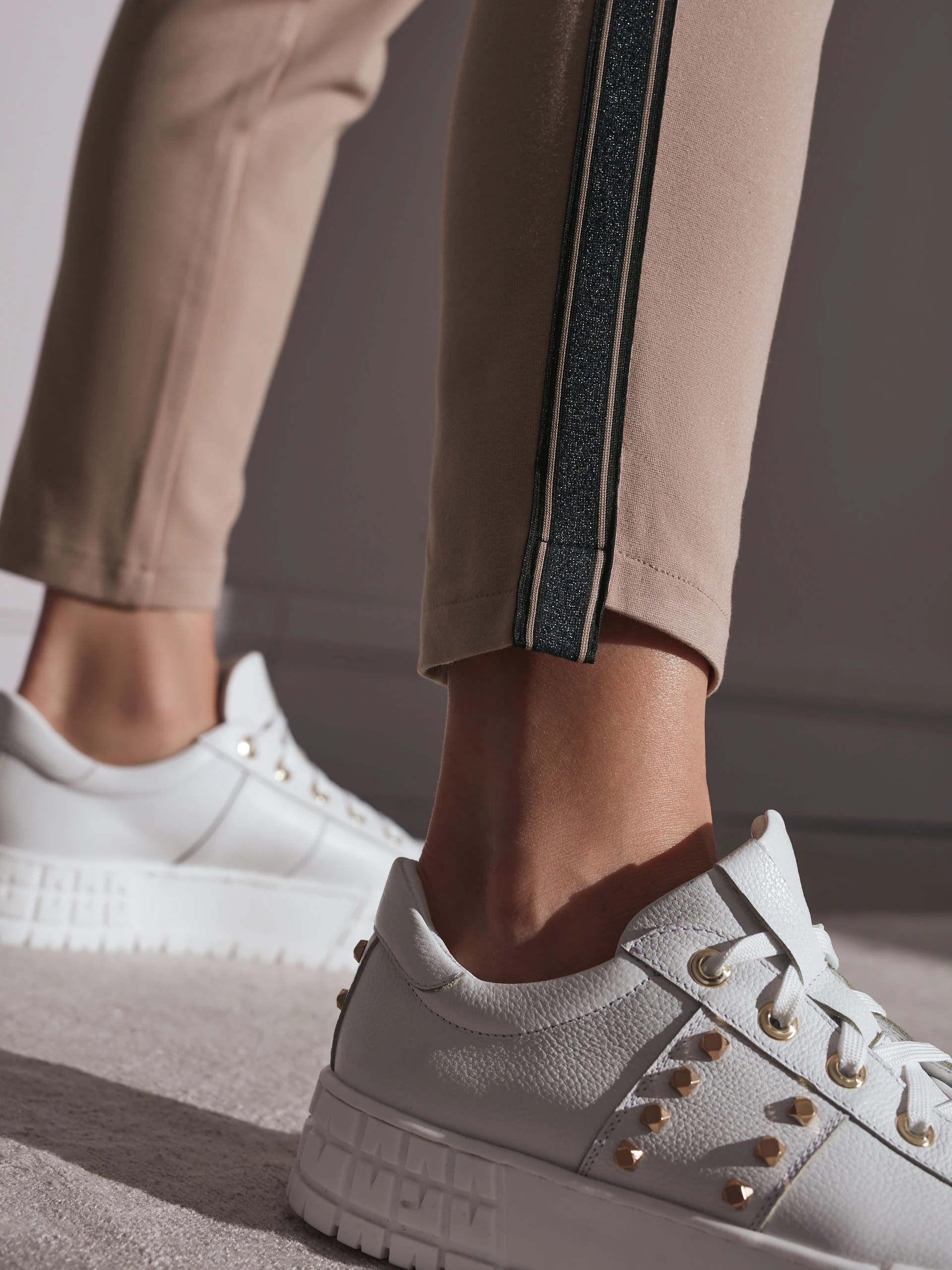 BEIGE SWEATPANTS